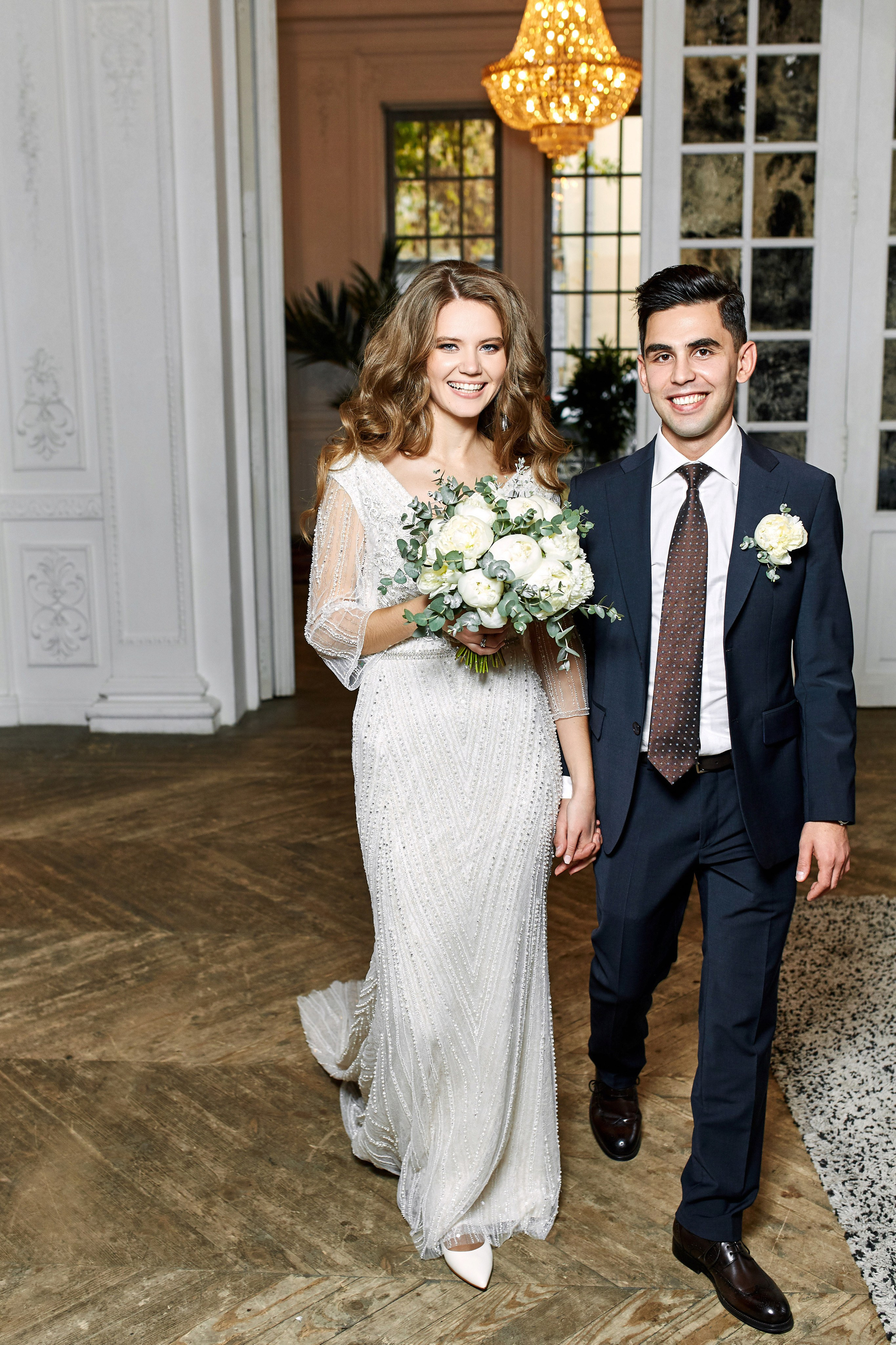 Проходка пары на свадебной фотосессии - одно из must have событий, ведь таким образом фотограф может снять блоки и зажимы с пары, которая стоит на месте.