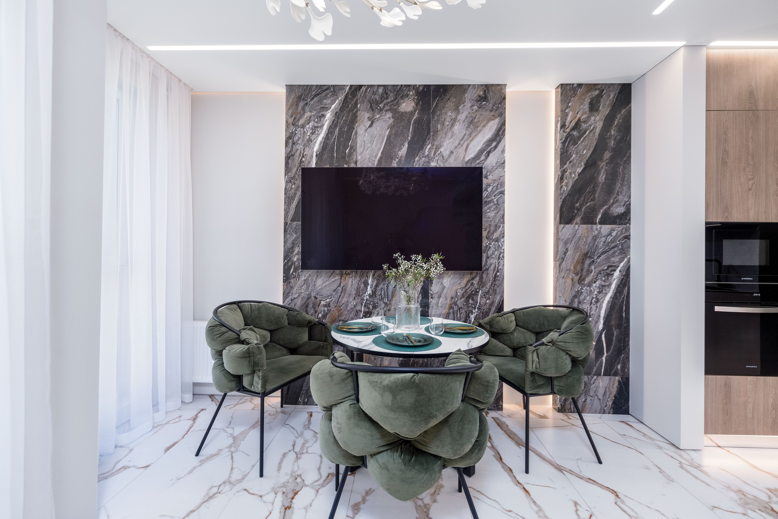 Фото интерьера зоны приема пищи в кухне-гостиной