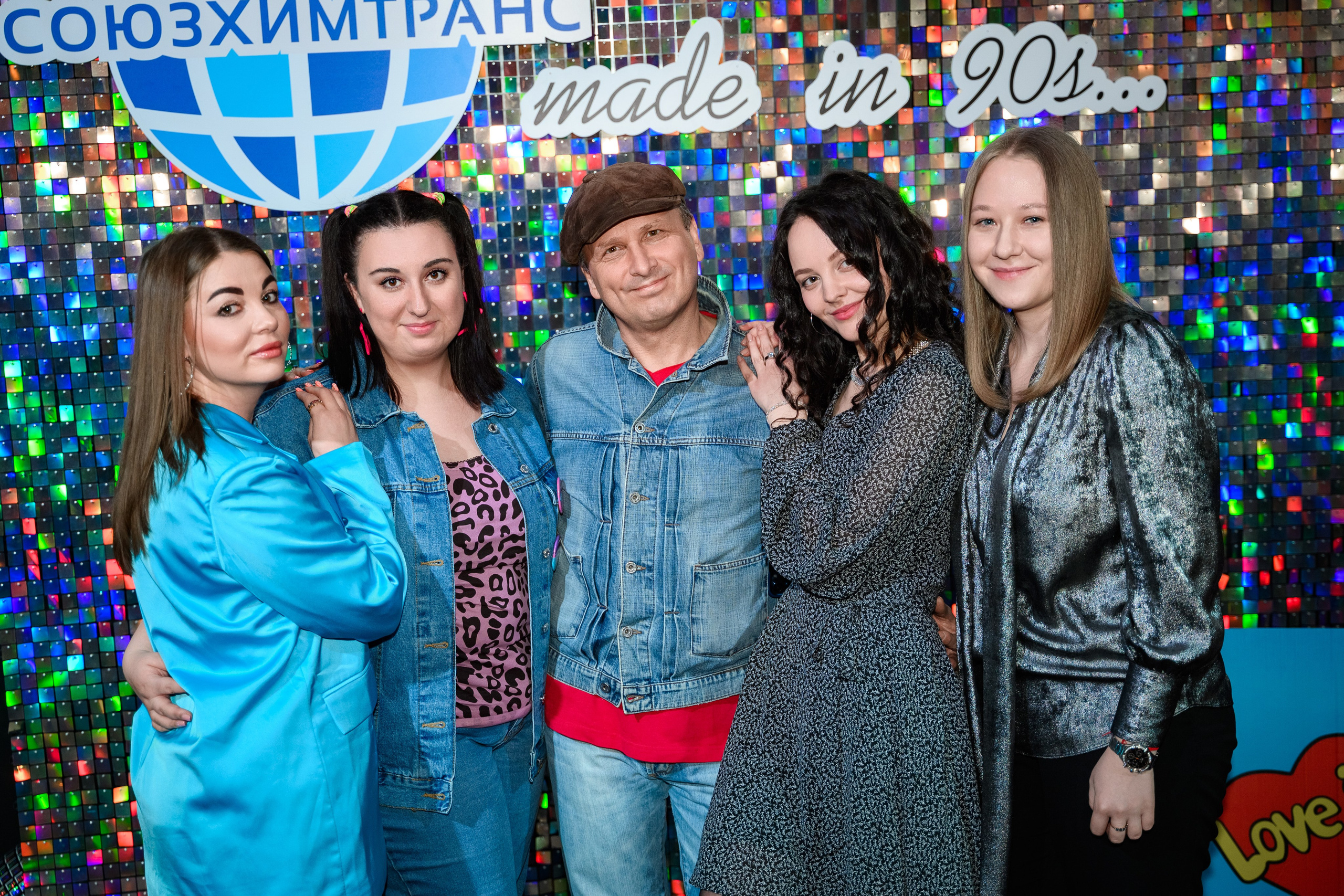 Фотосъёмка на корпоративе гостей на фоне фотозоны.