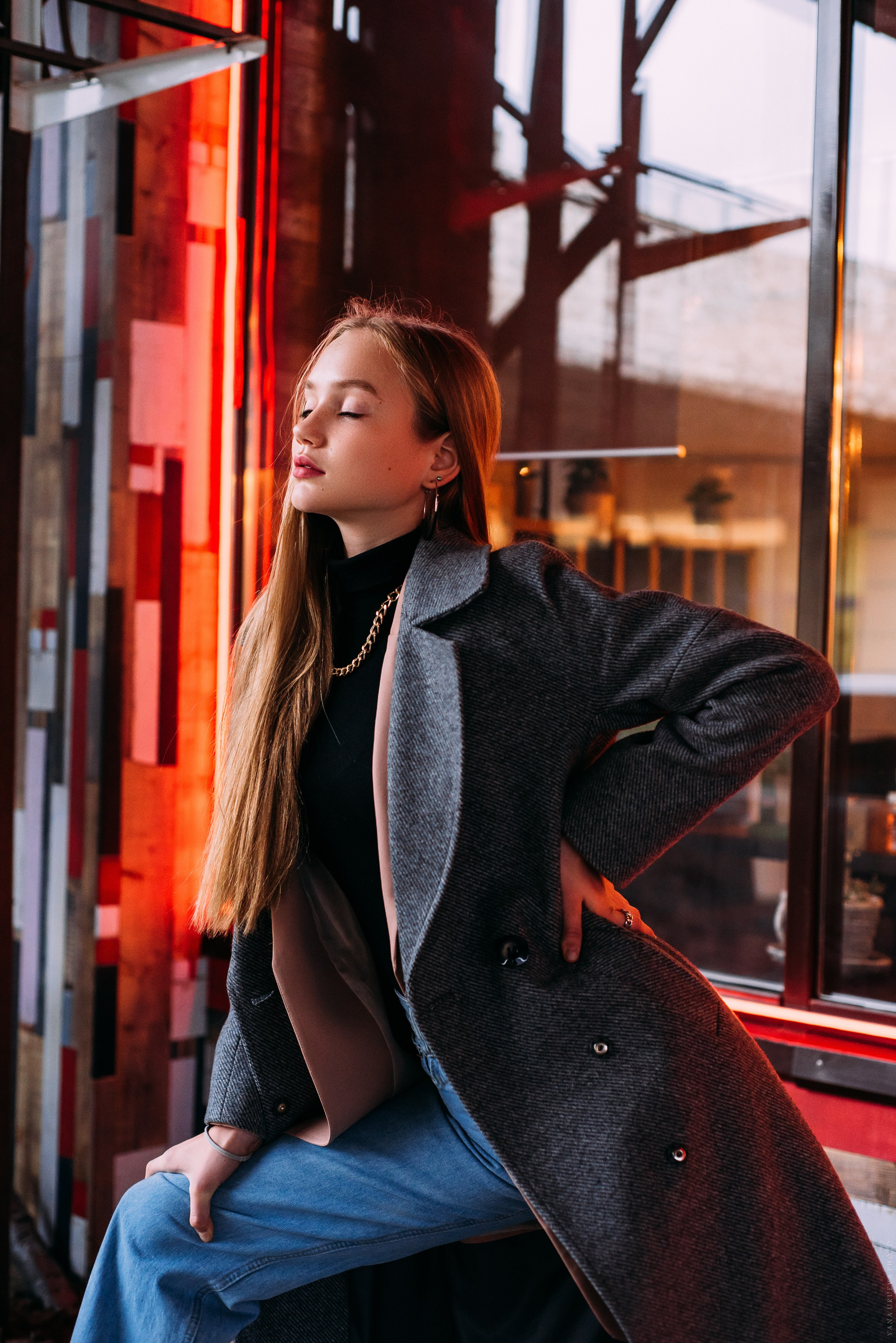 Девушка на фоне неоновых вывесок