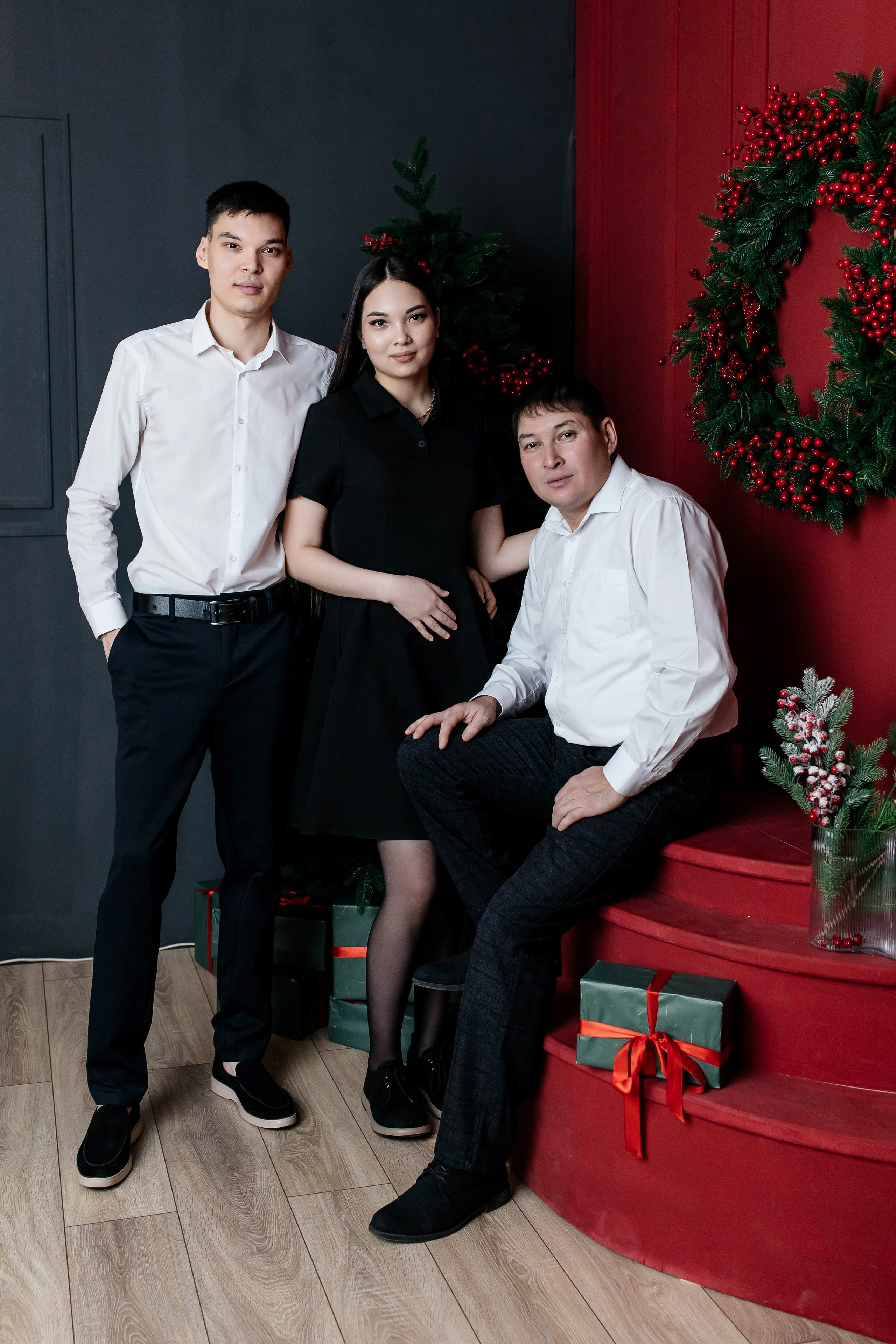 Семейная фотосессия Адия и Куан НГ 2026. Женский фотограф в Оренбурге Ирина Заводчикова