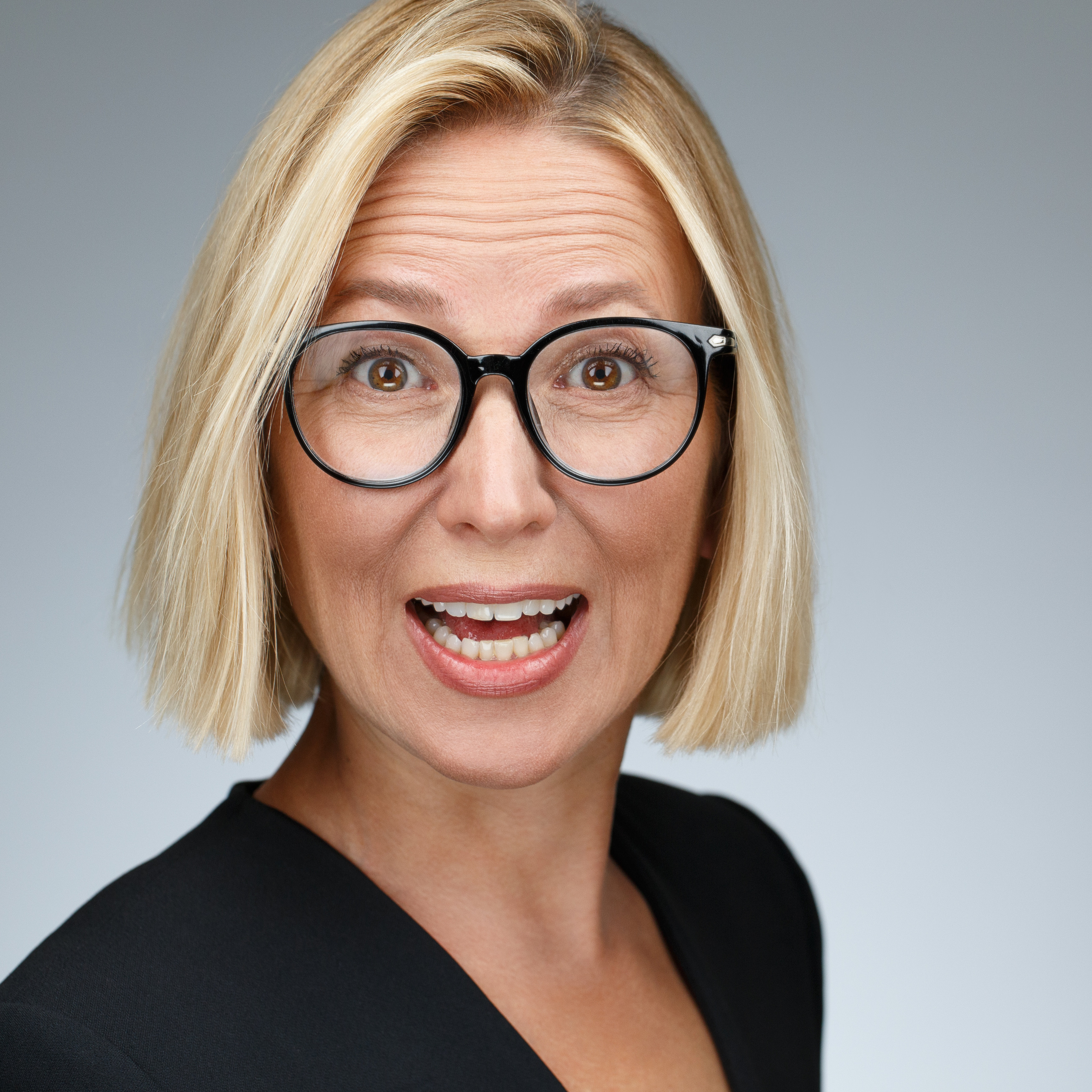 Неформальный хедшот стильной женщины.