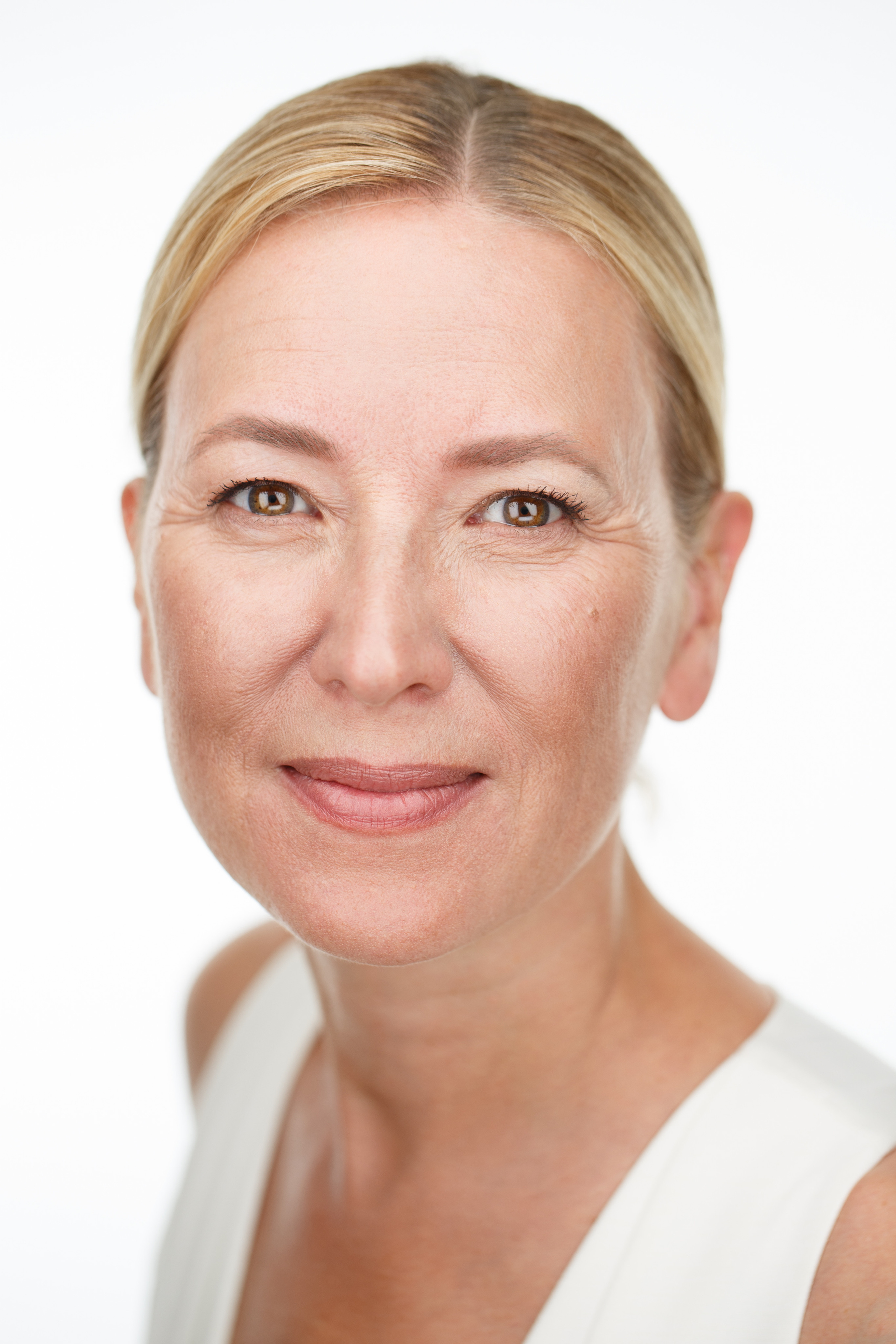 Студийный портрет женщины на белом фоне.