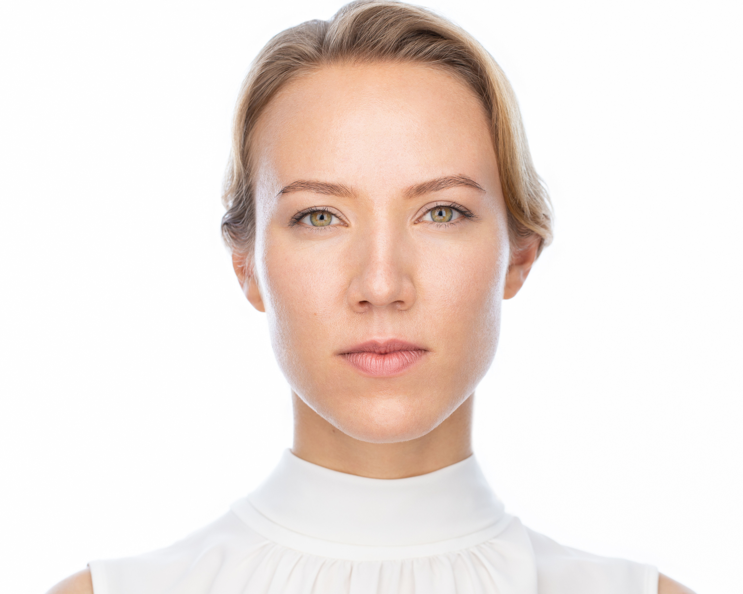 Хедшот. Эксклюзивное фото на документы. Женский портрет на белом фоне.