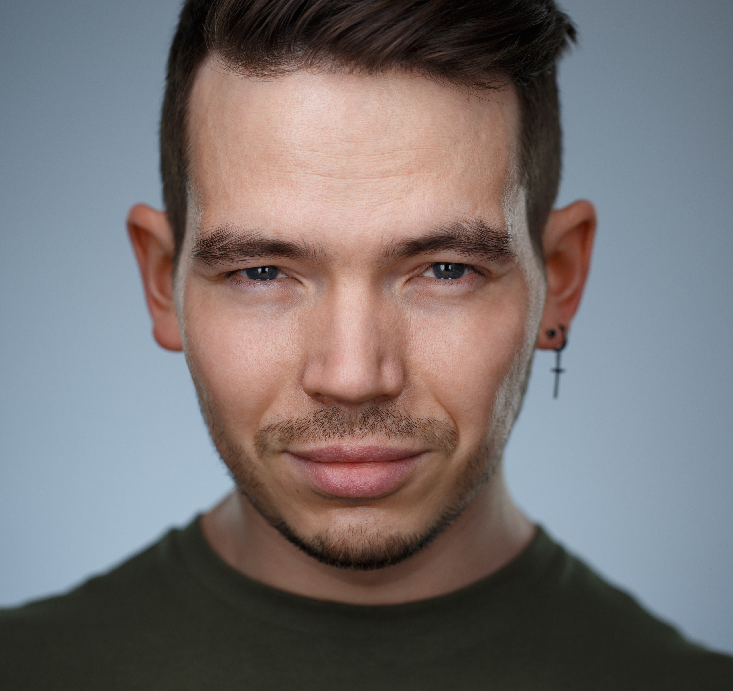 Мужской хедшот. Уверенный взгляд и улыбка.