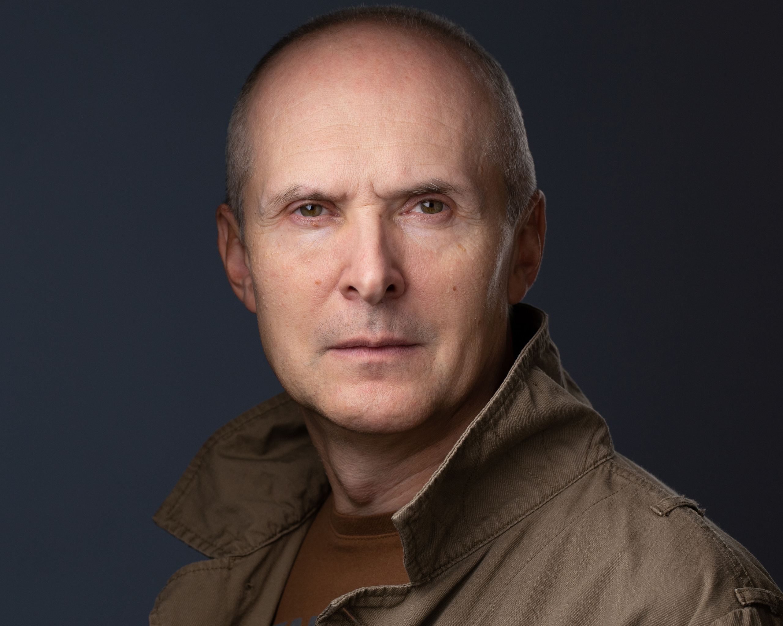 Владимир Храбров — актёр Московского театра ОКОЛО дома Станиславского. Актёрский хедшот — портрет для актёрского портфолио.