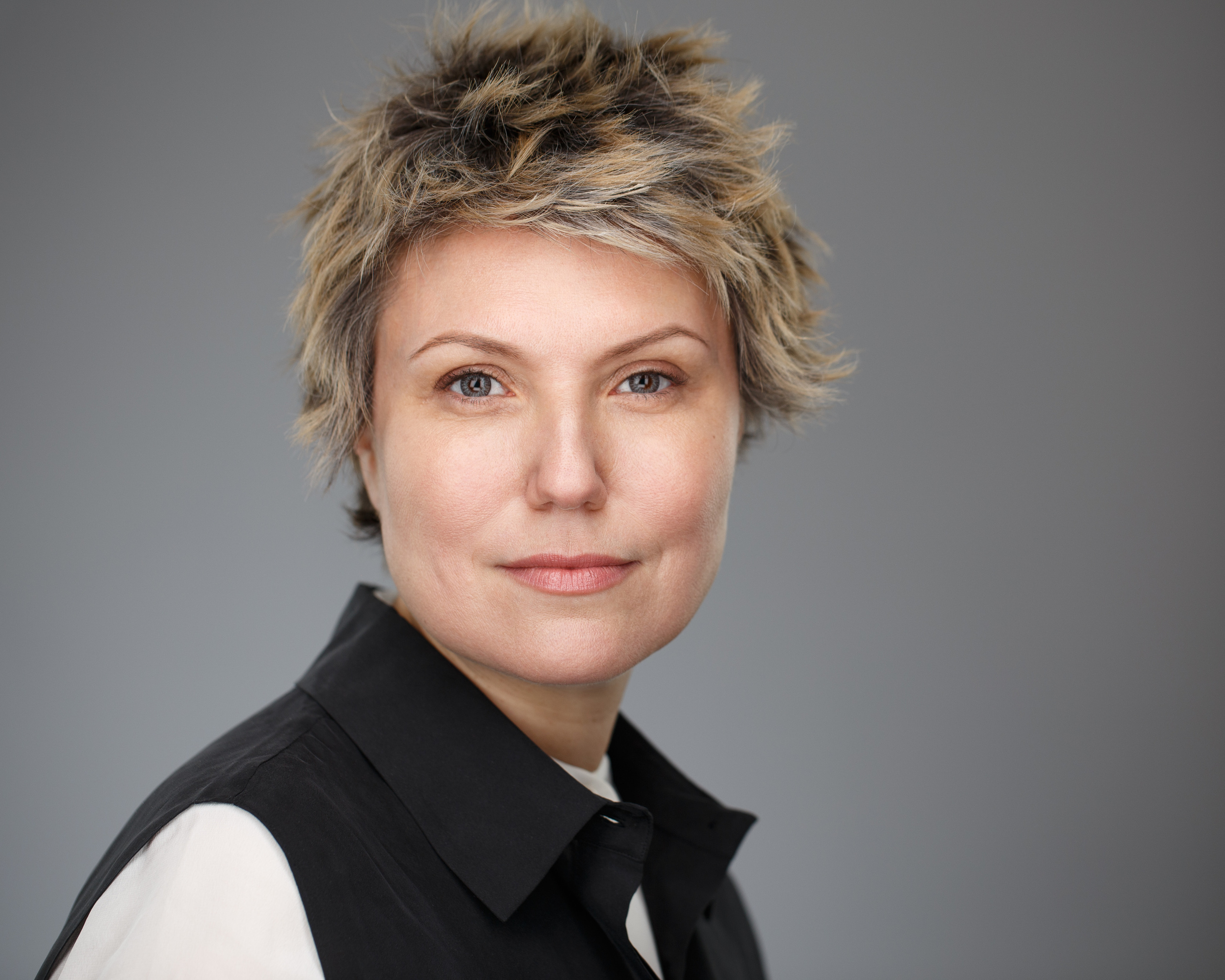 Хедшот. Деловой портрет женщины на сером фоне.