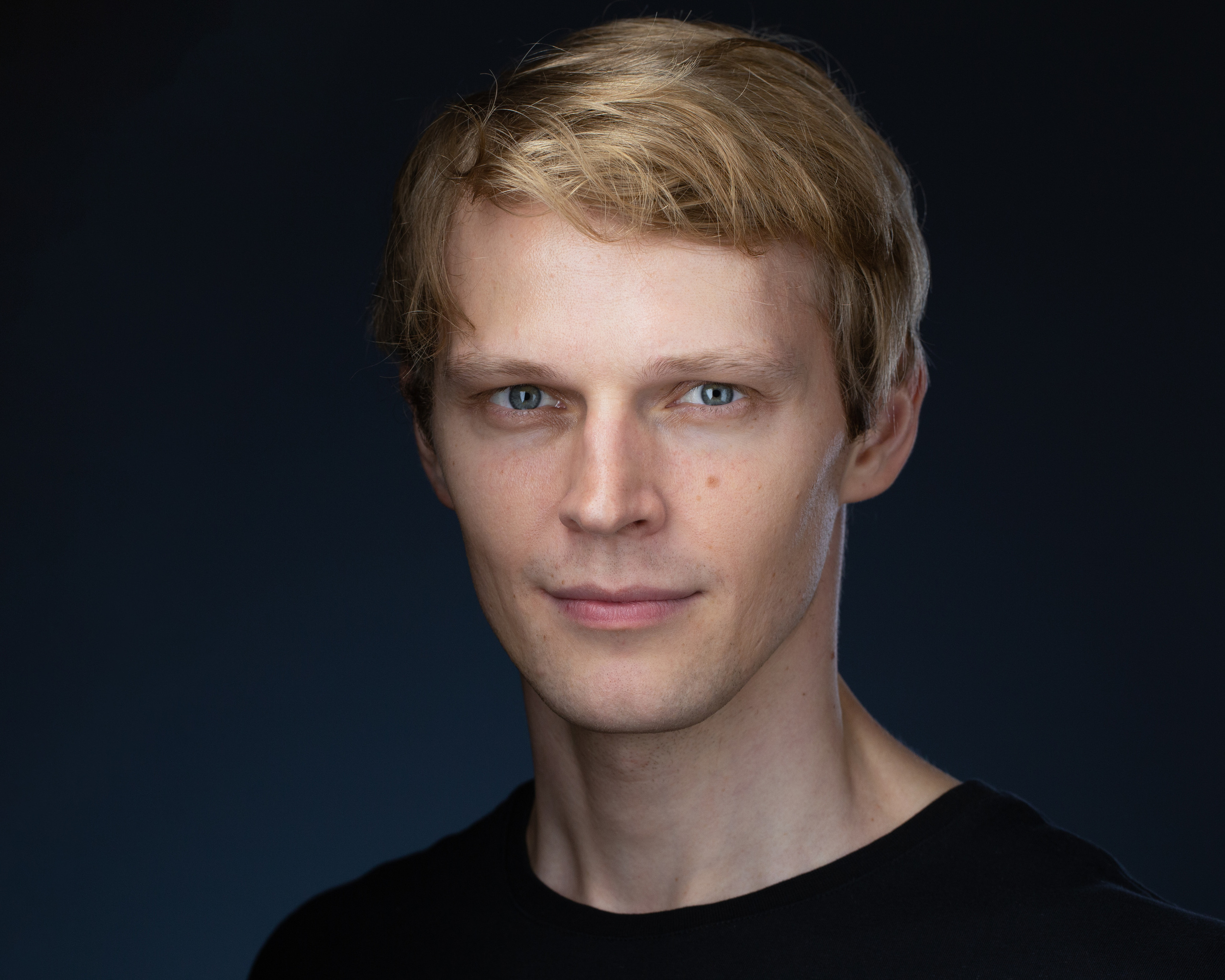 Александр Орав — актёр Московского театра ОКОЛО дома Станиславского. Актёрский хедшот — портрет для актёрского портфолио.