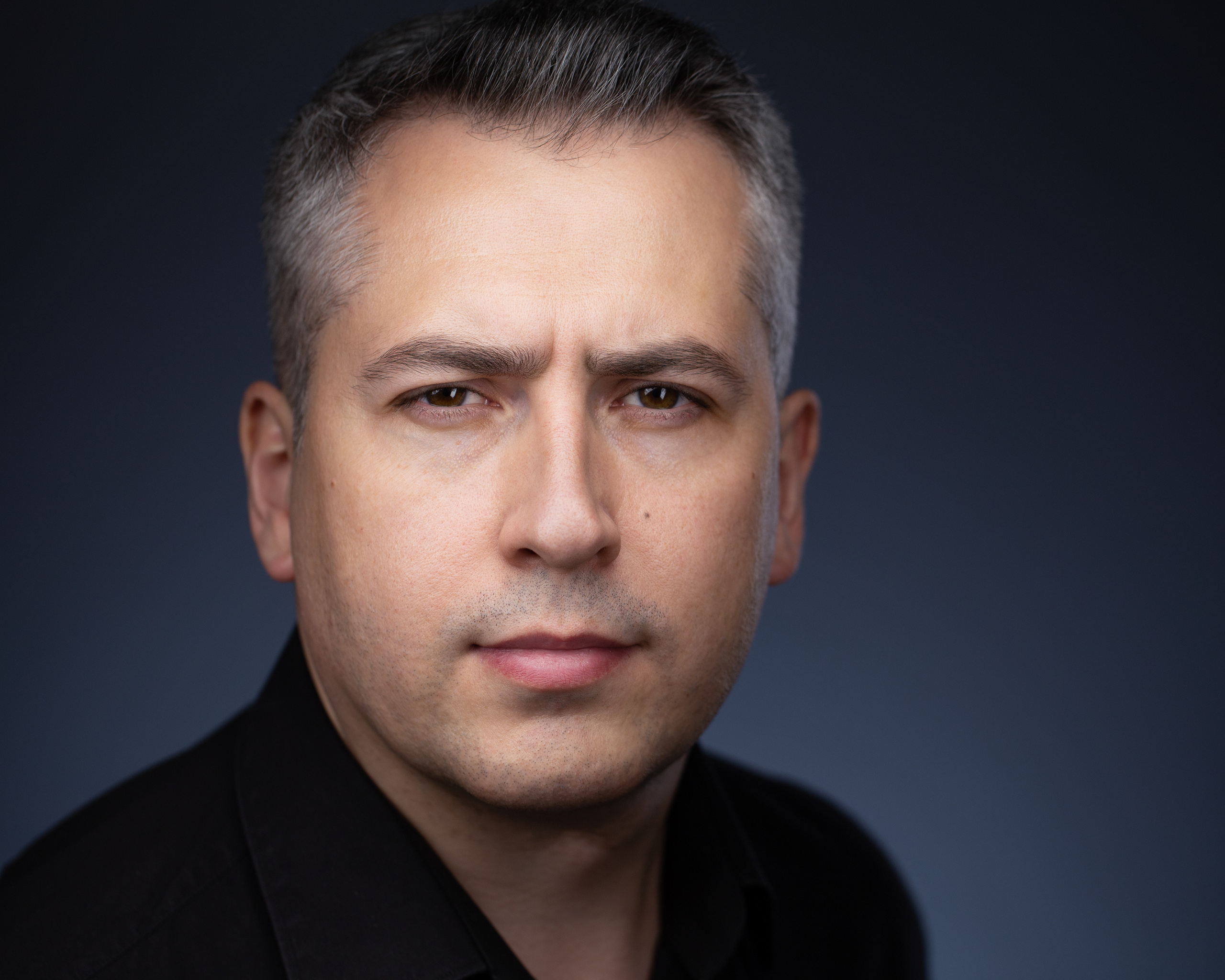 Хедшот. Строгий современный портрет.