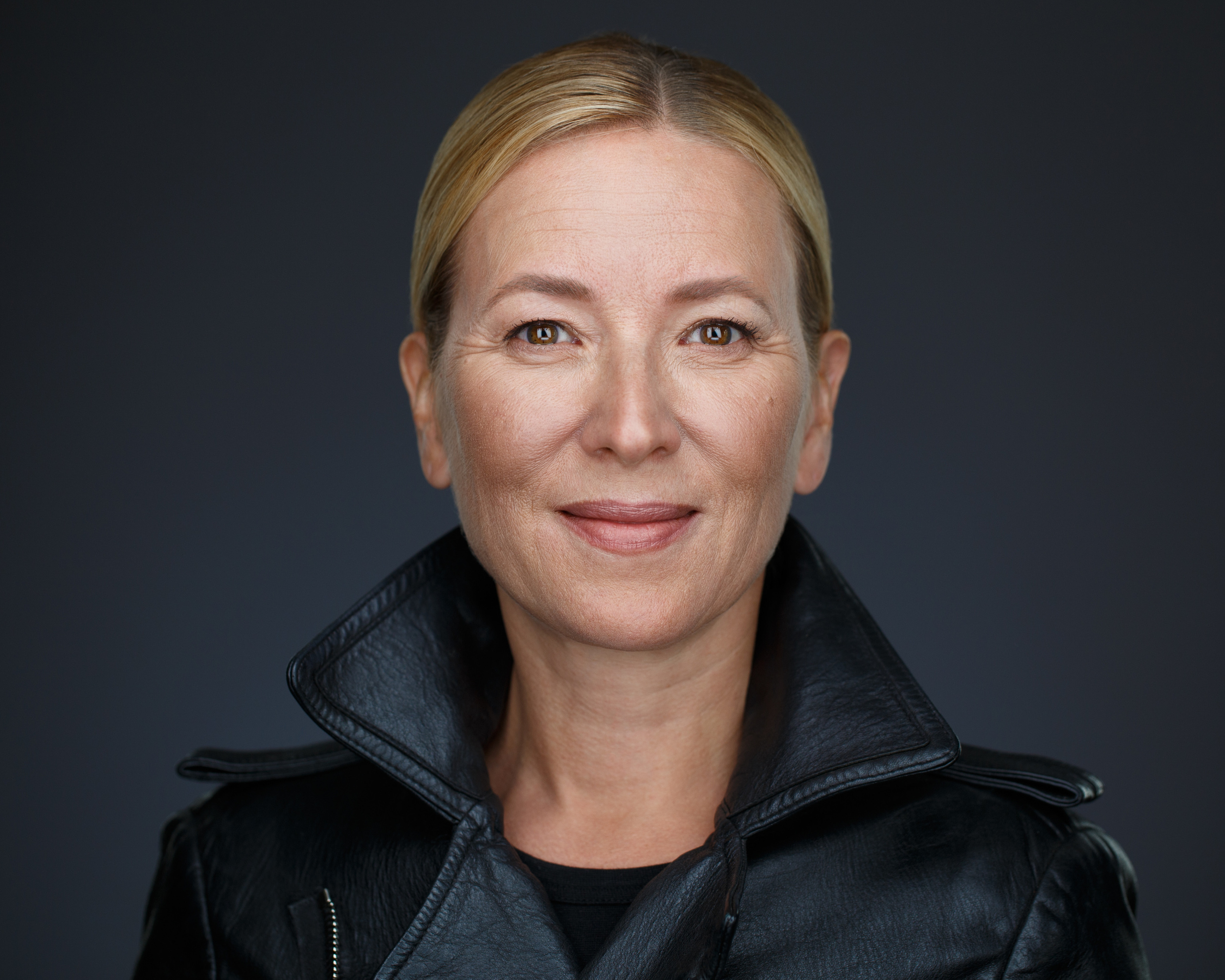 Хедшот. Неформальный брутальный портрет стильной женщины на тёмном фоне.