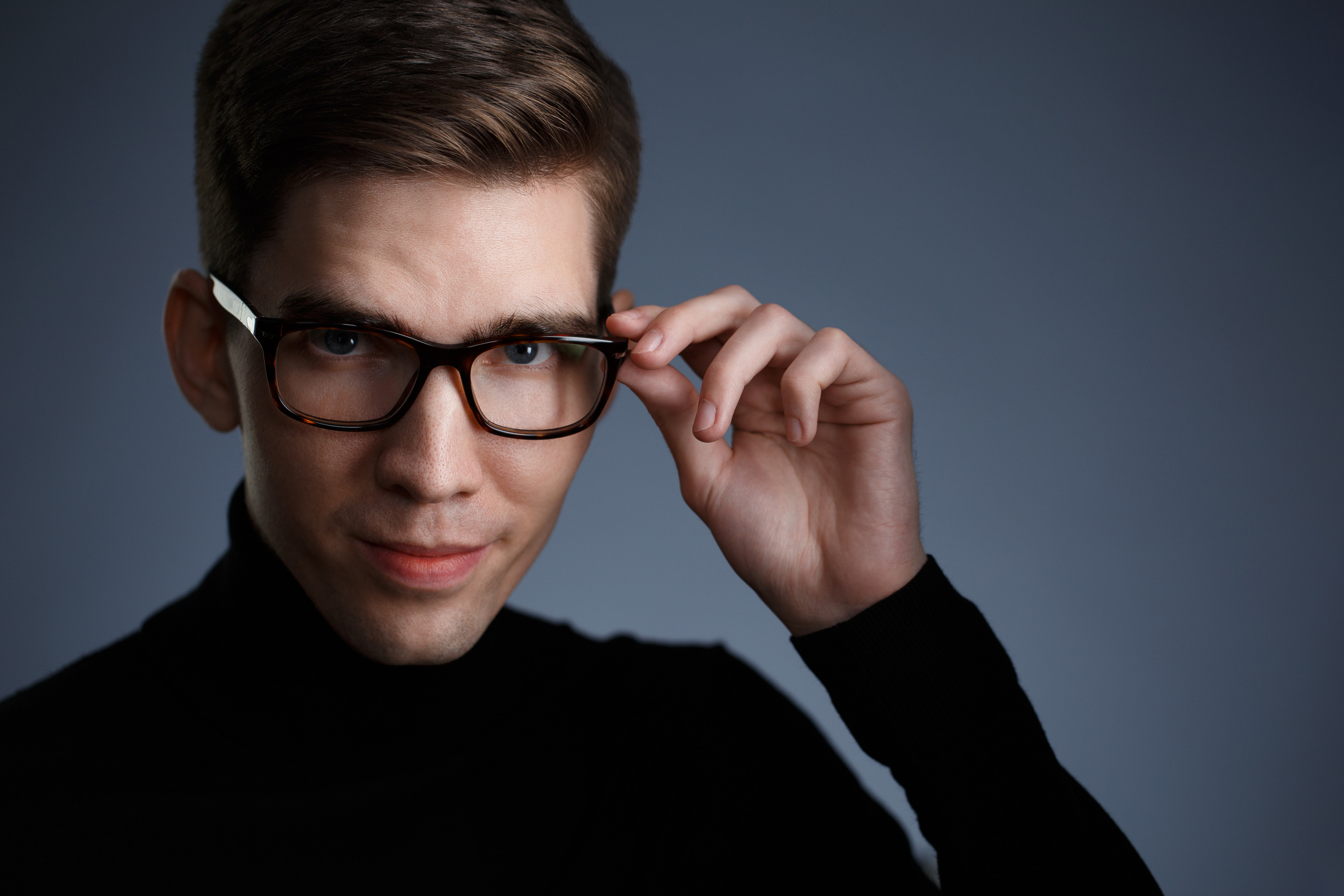 Неформальный хедшот молодого человека.