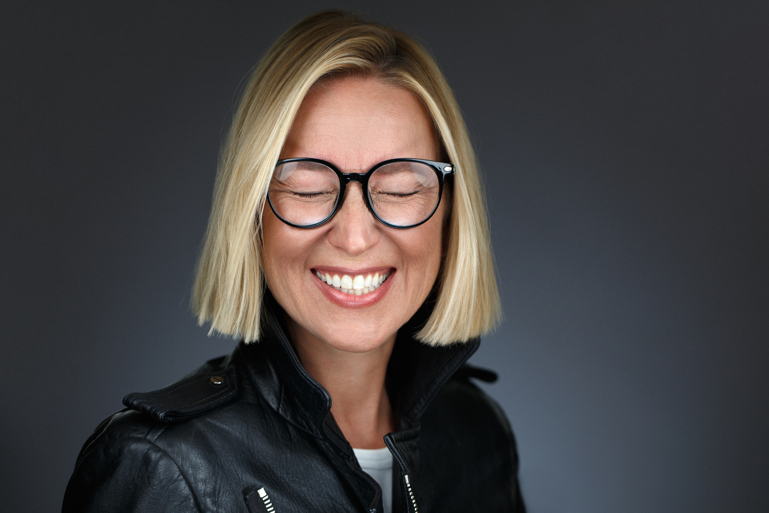 Неформальный хедшот смеющейся женщины.