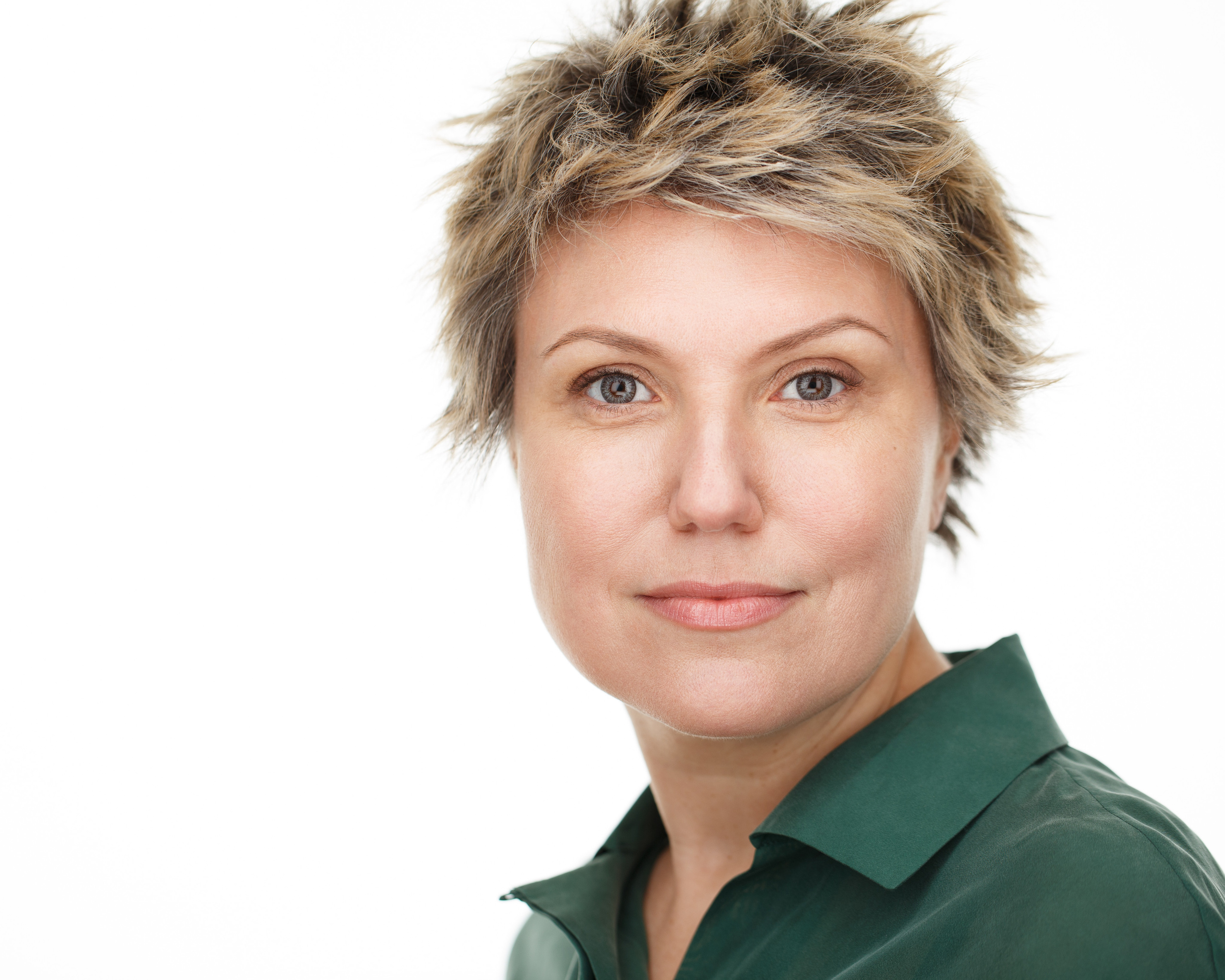 Хедшот. Деловой портрет женщины на белом фоне.