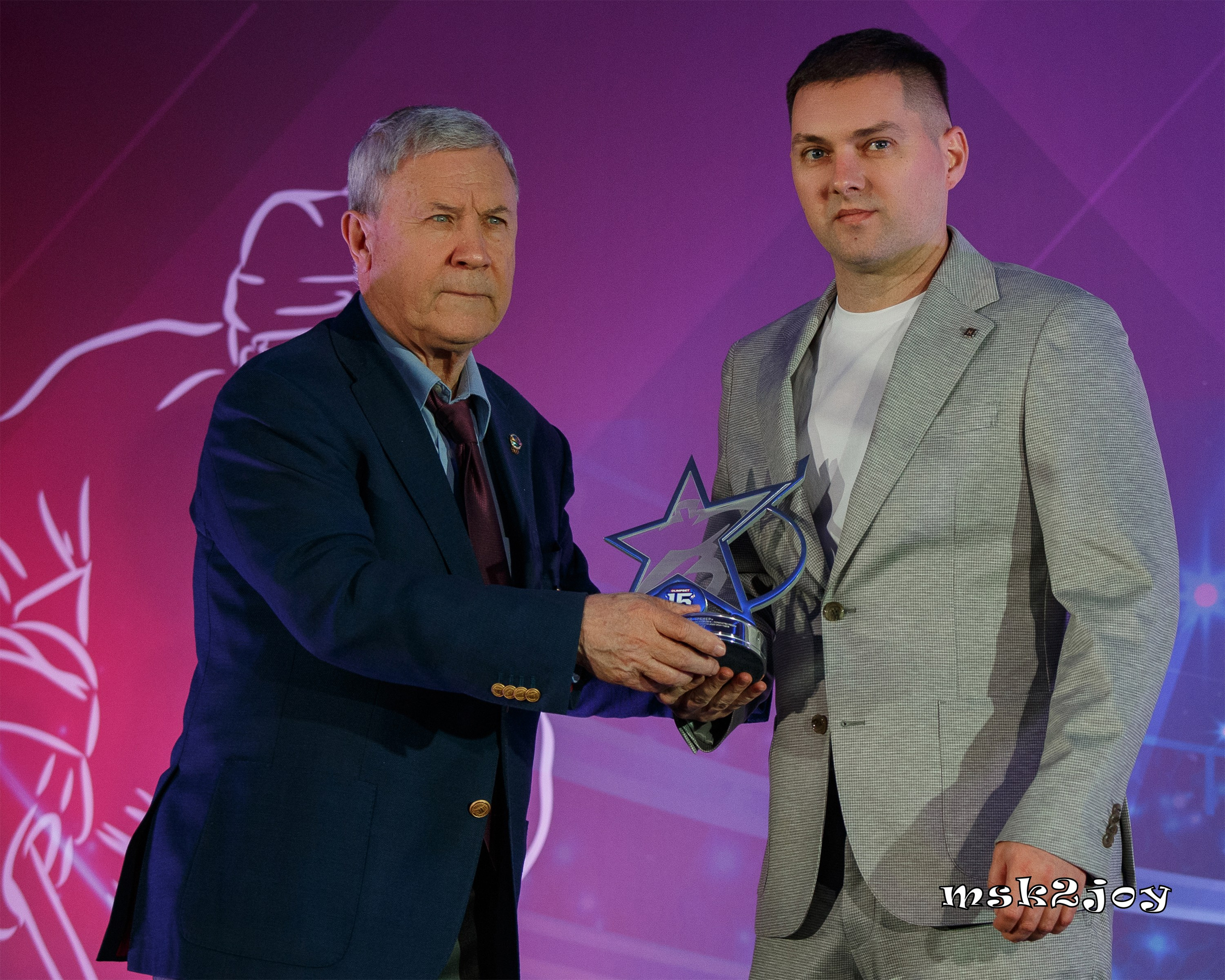 Мастер спорта и заслуженный тренер СССР - Тузик Игорь Николаевич вручает награду Лучшему тренеру МХЛ сезона 2023-2024 Олегу Михайловичу Тауберу («Локо»)