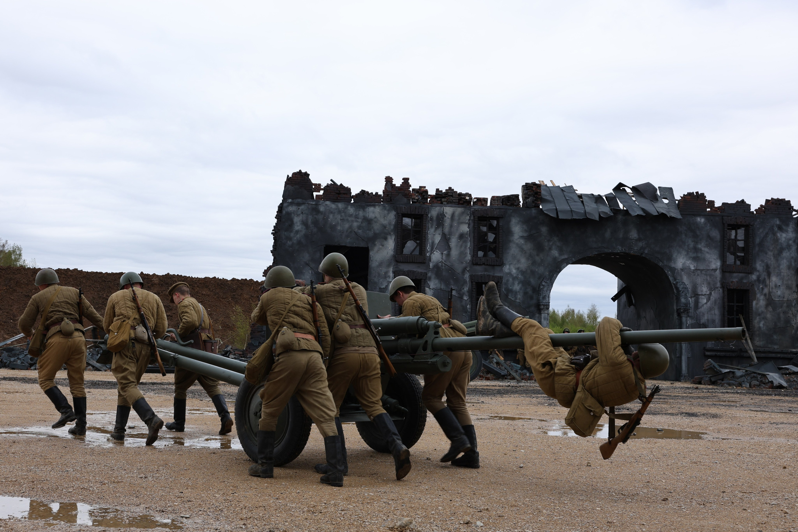 Подготовка пушки к боевым действиям 1945 год