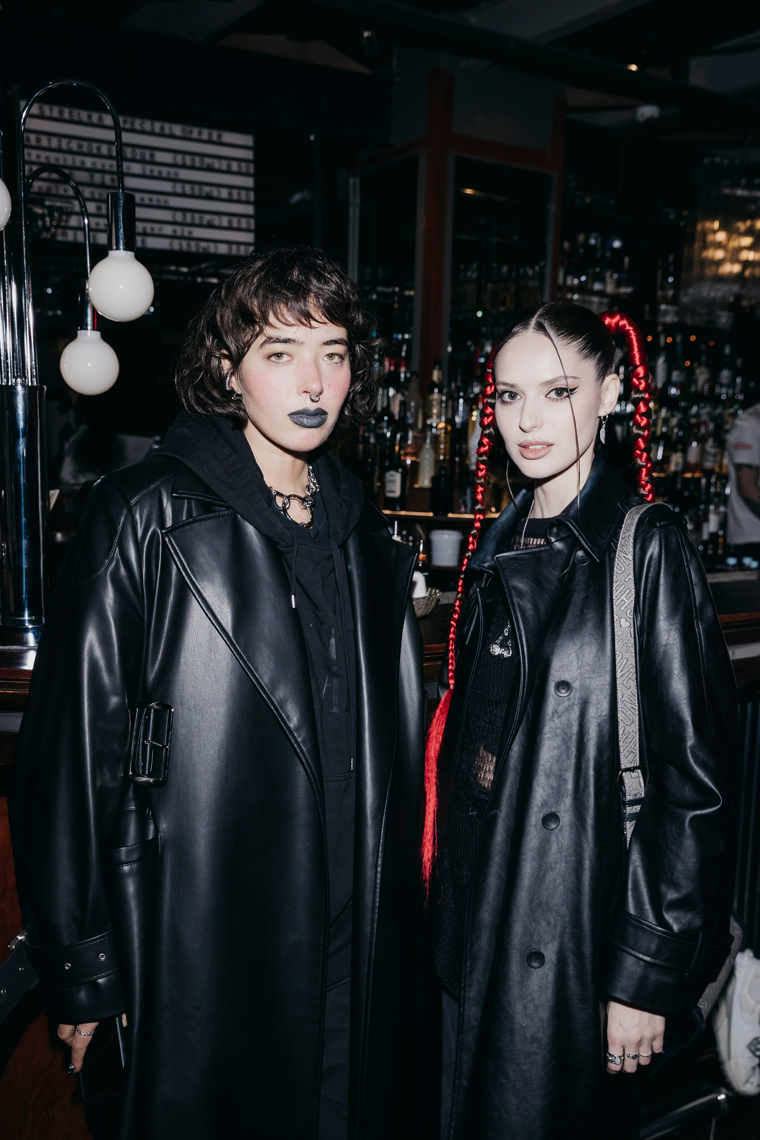 «Исчезнувшая в звездах»: Тося Чайкина, Strelka Bar, Москва. «Птичка на проводе»: информационный портал в Москве