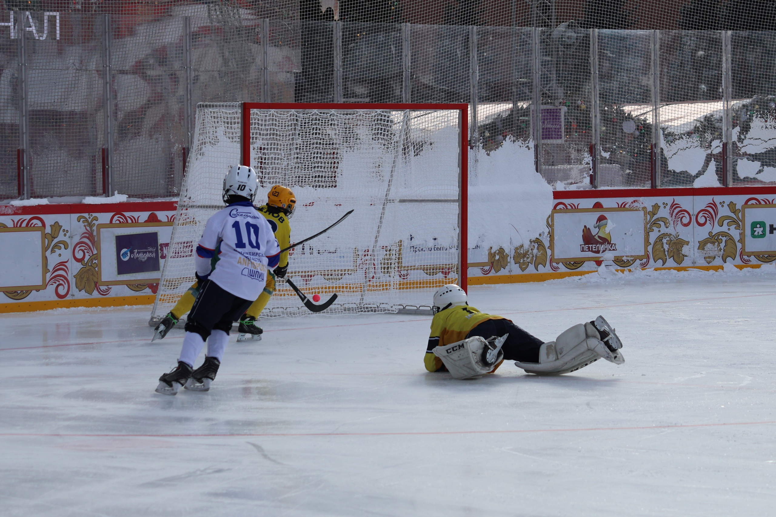 Хоккей с мячем на Красной площади. Фото. Репортажный фотограф, спортивный фотограф в Москве и области