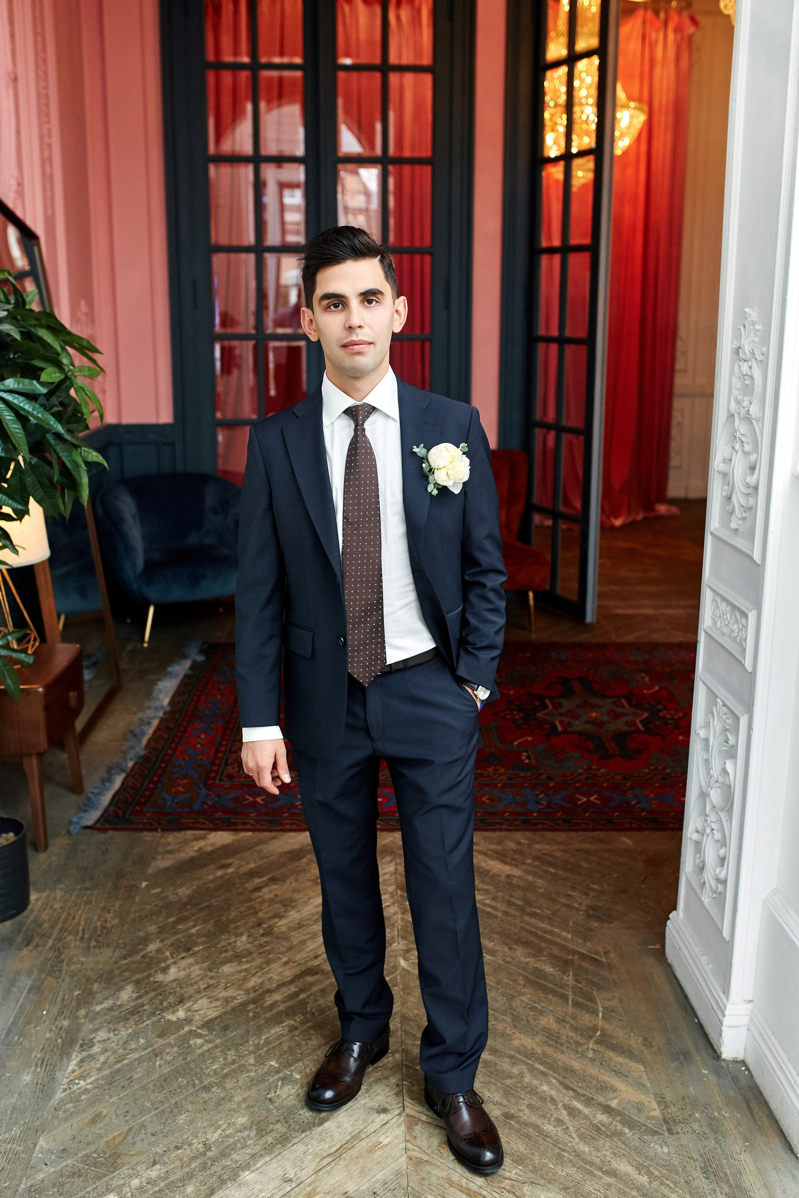 Стоит выбирать правильные и красивые ЗАГСы, на данной фотографии жених позирует в Royal studio, там отличные интерьеры, приятная обстановка и мало очередей на роспись.