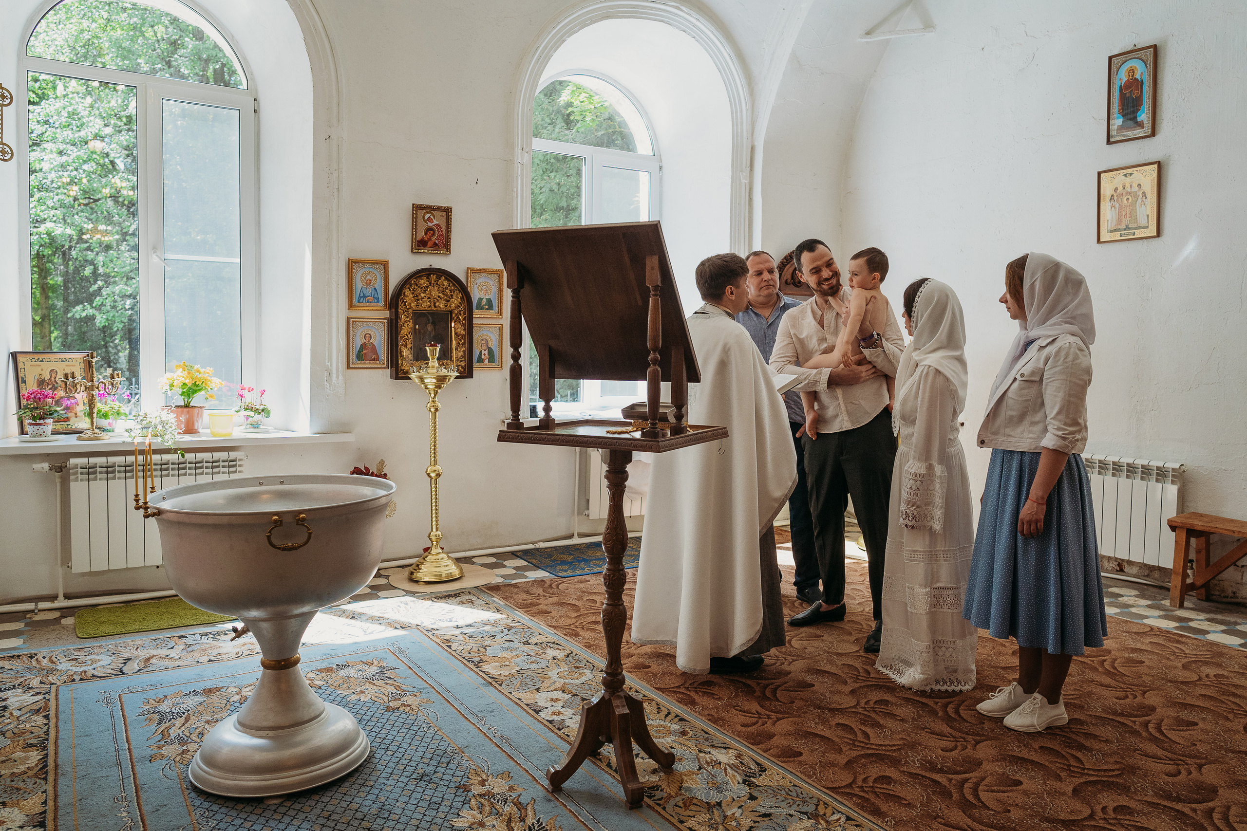 Фотограф на крещение. Фотограф на крестины. Крещение ребенка. Крестины ребенка. Крещение младенца. Профессиональная фотосъемка крещения. Православный фотограф на таинство крещения в храме. Фотосъемка крещения в церкви. Как подготовиться к крещению? Что подарить на крестины?