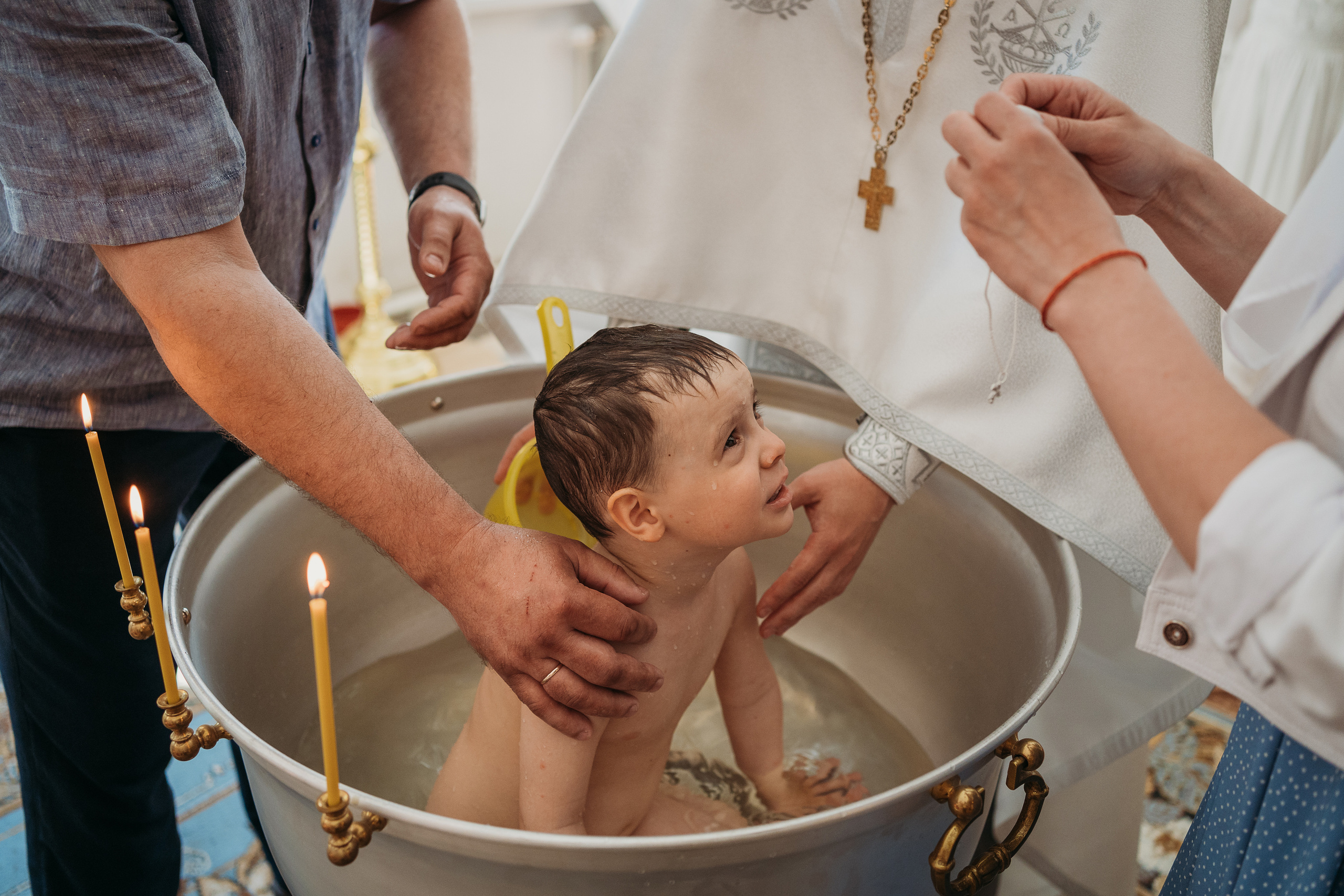 Фотограф на крещение. Фотограф на крестины. Крещение ребенка. Крестины ребенка. Крещение младенца. Профессиональная фотосъемка крещения. Православный фотограф на таинство крещения в храме. Фотосъемка крещения в церкви. Одевают нагрудный крест