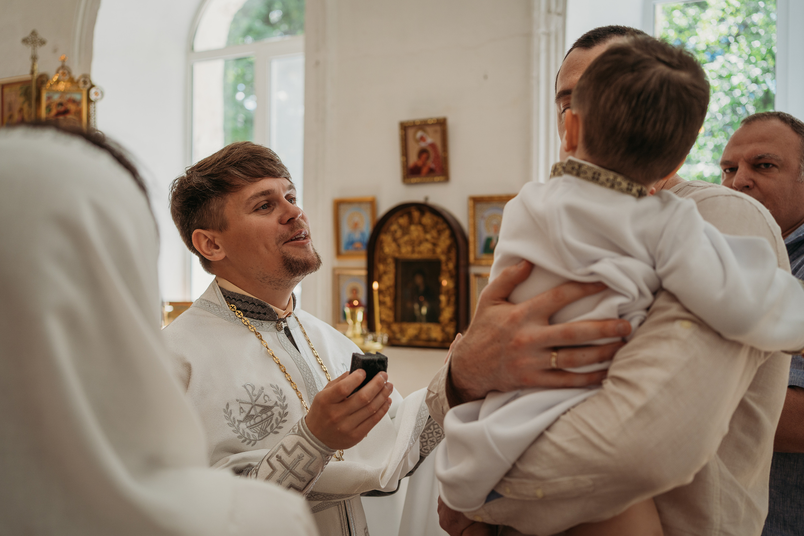 Фотограф на крещение. Фотограф на крестины. Крещение ребенка. Крестины ребенка. Крещение младенца. Профессиональная фотосъемка крещения. Православный фотограф на таинство крещения в храме. Фотосъемка крещения в церкви. Православный священник