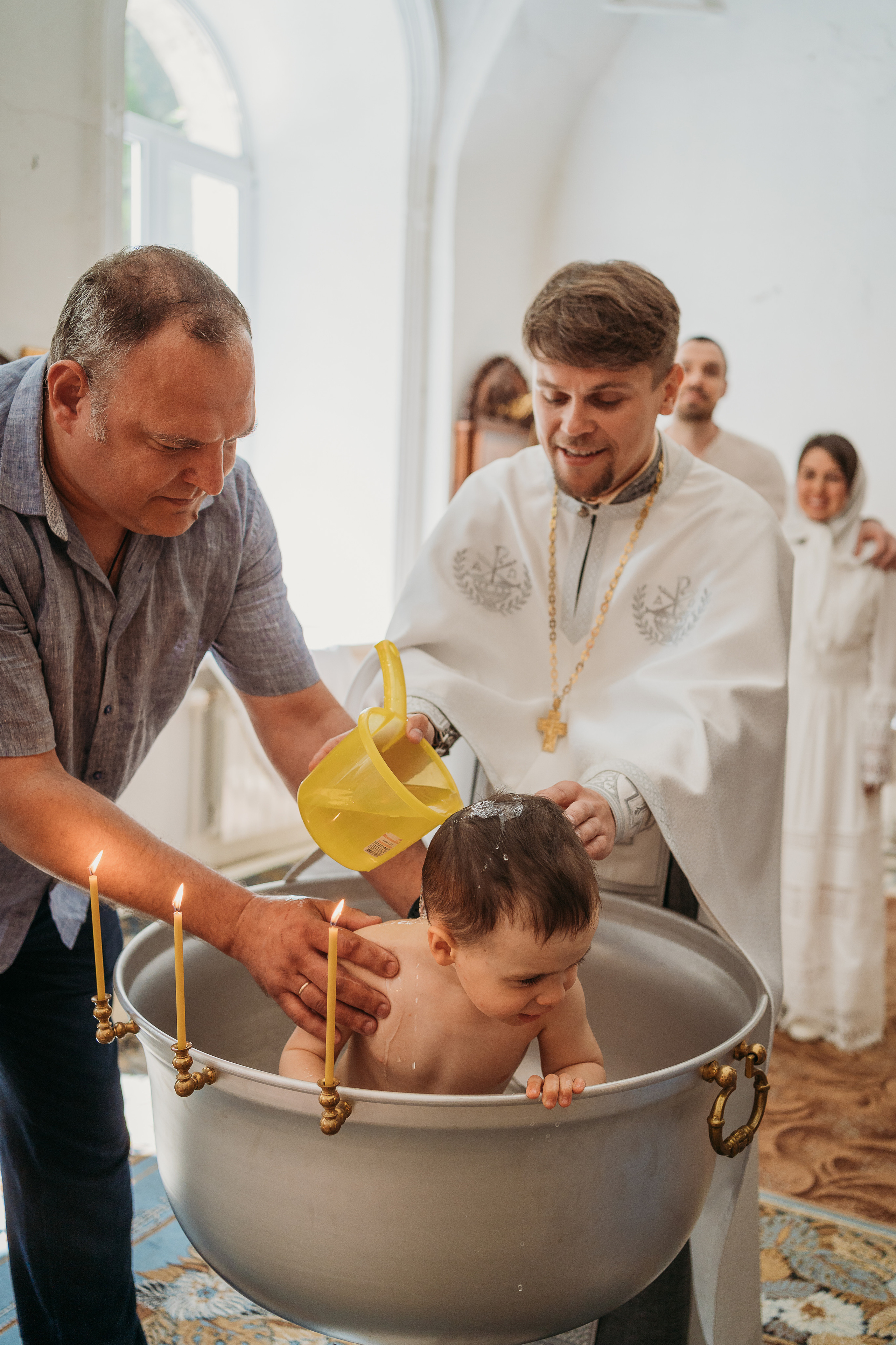 Фотограф на крещение. Фотограф на крестины. Крещение ребенка. Крестины ребенка. Крещение младенца. Профессиональная фотосъемка крещения. Православный фотограф на таинство крещения в храме. Фотосъемка крещения в церкви. Погружение в купель