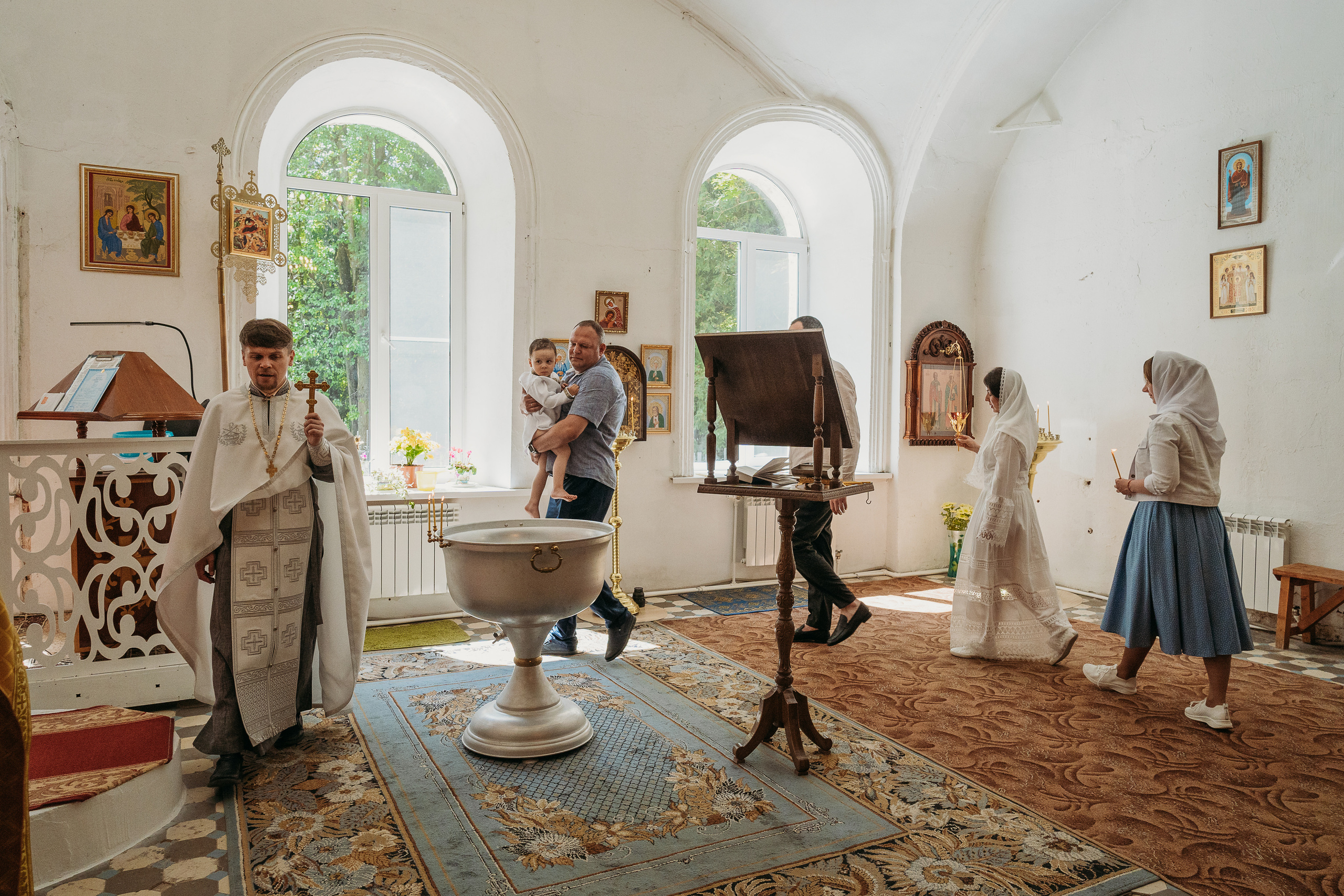 Фотограф на крещение. Фотограф на крестины. Крещение ребенка. Крестины ребенка. Крещение младенца. Профессиональная фотосъемка крещения. Православный фотограф на таинство крещения в храме. Фотосъемка крещения в церкви. Ход вокруг купели