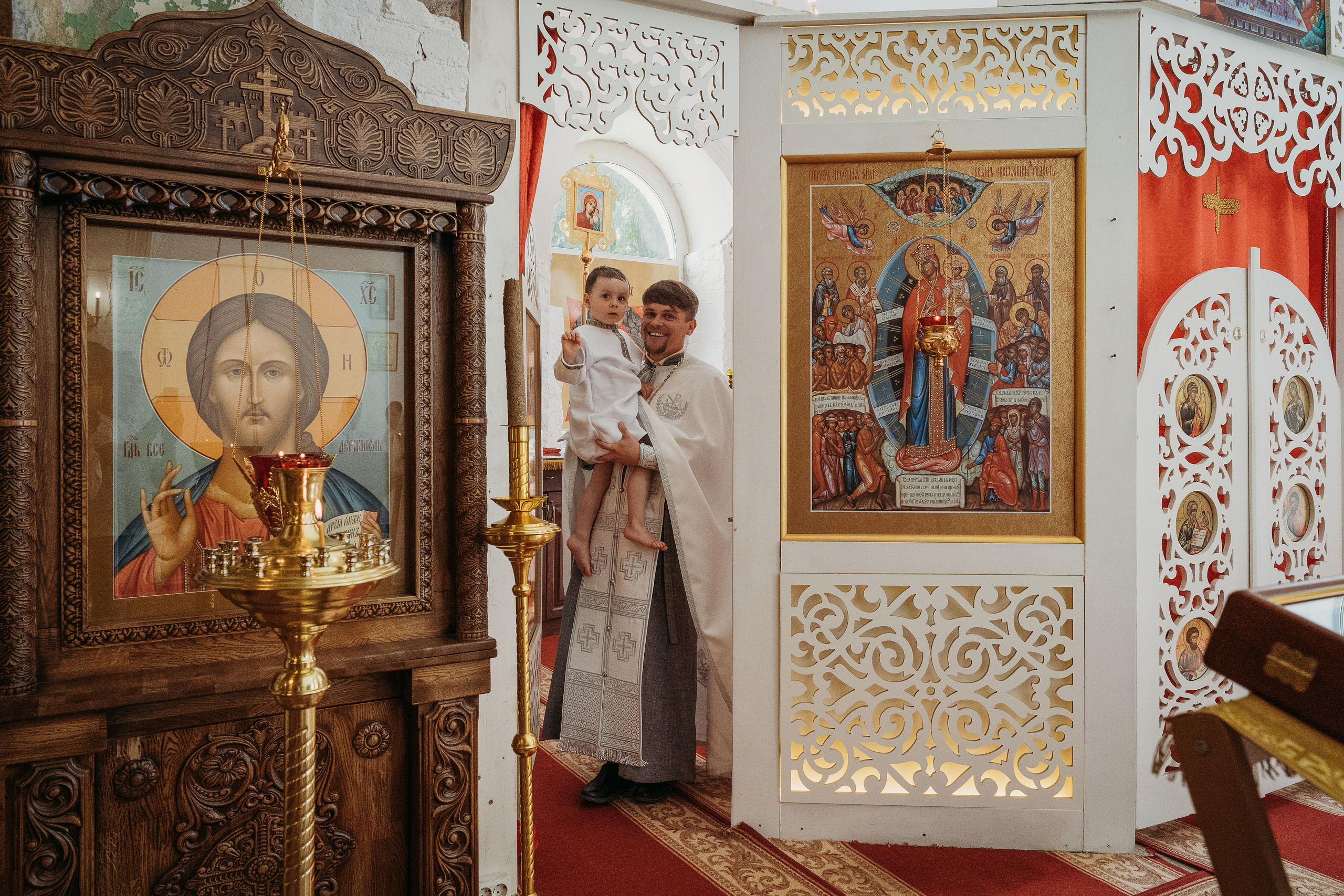 Фотограф на крещение. Фотограф на крестины. Крещение ребенка. Крестины ребенка. Крещение младенца. Профессиональная фотосъемка крещения. Православный фотограф на таинство крещения в храме. Фотосъемка крещения в церкви. Воцерковление мальчика заносят в алтарь