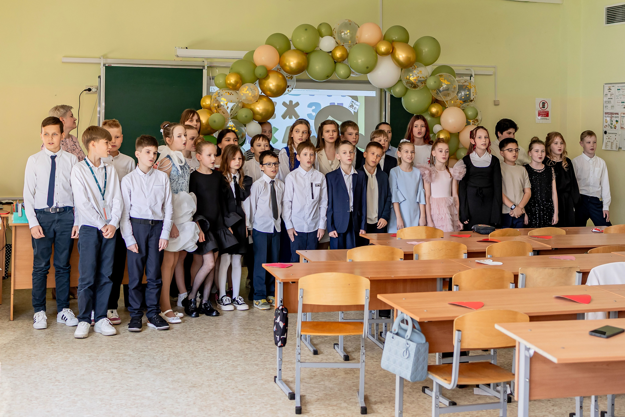 Выпускной в начальной школе в классе. Фотограф и видеограф Москва. Свадебный фотограф, видеограф. Выпускные альбомы. Оживающие альбомы