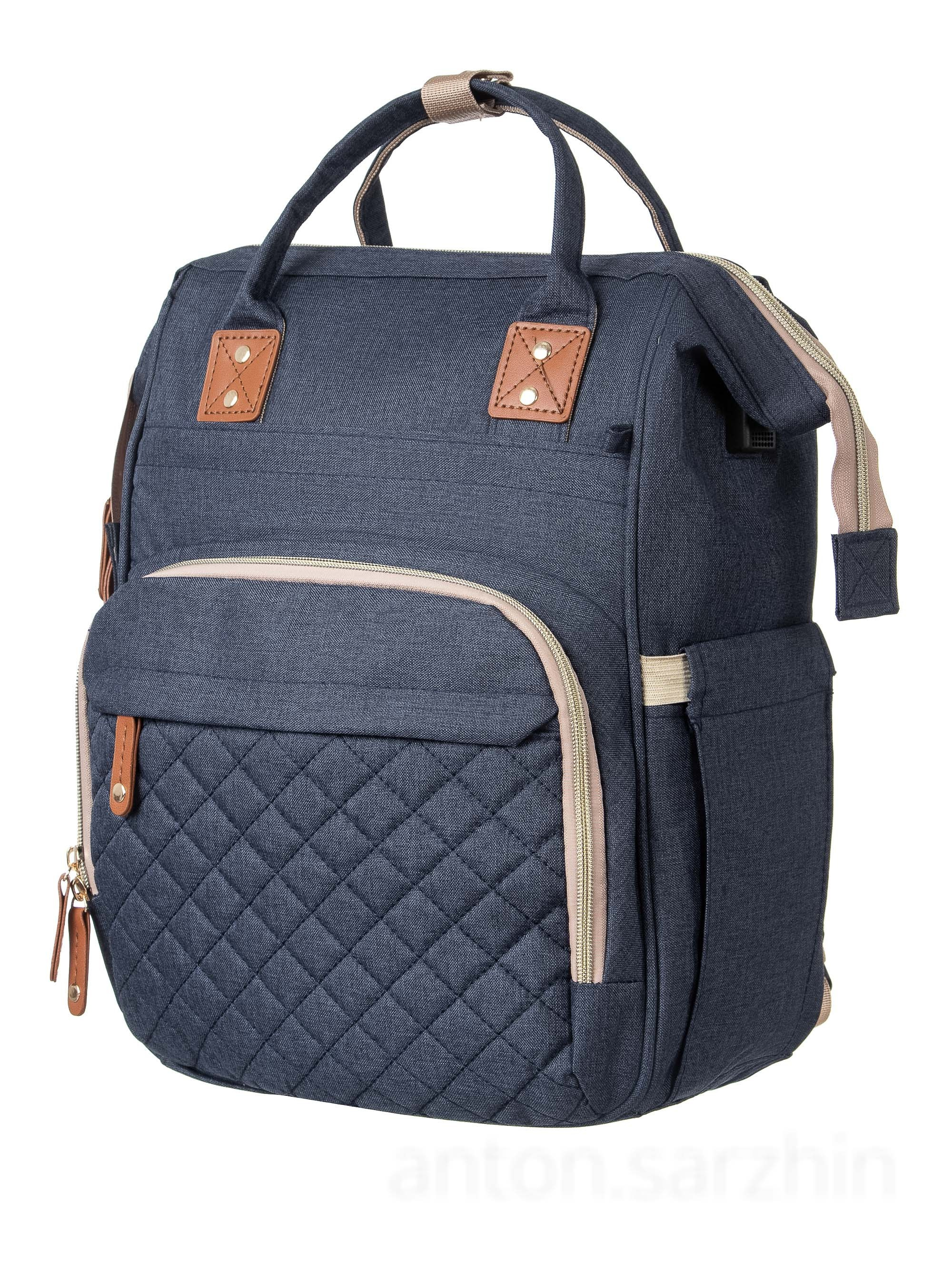 Съемка рюкзака для мам на белом фоне