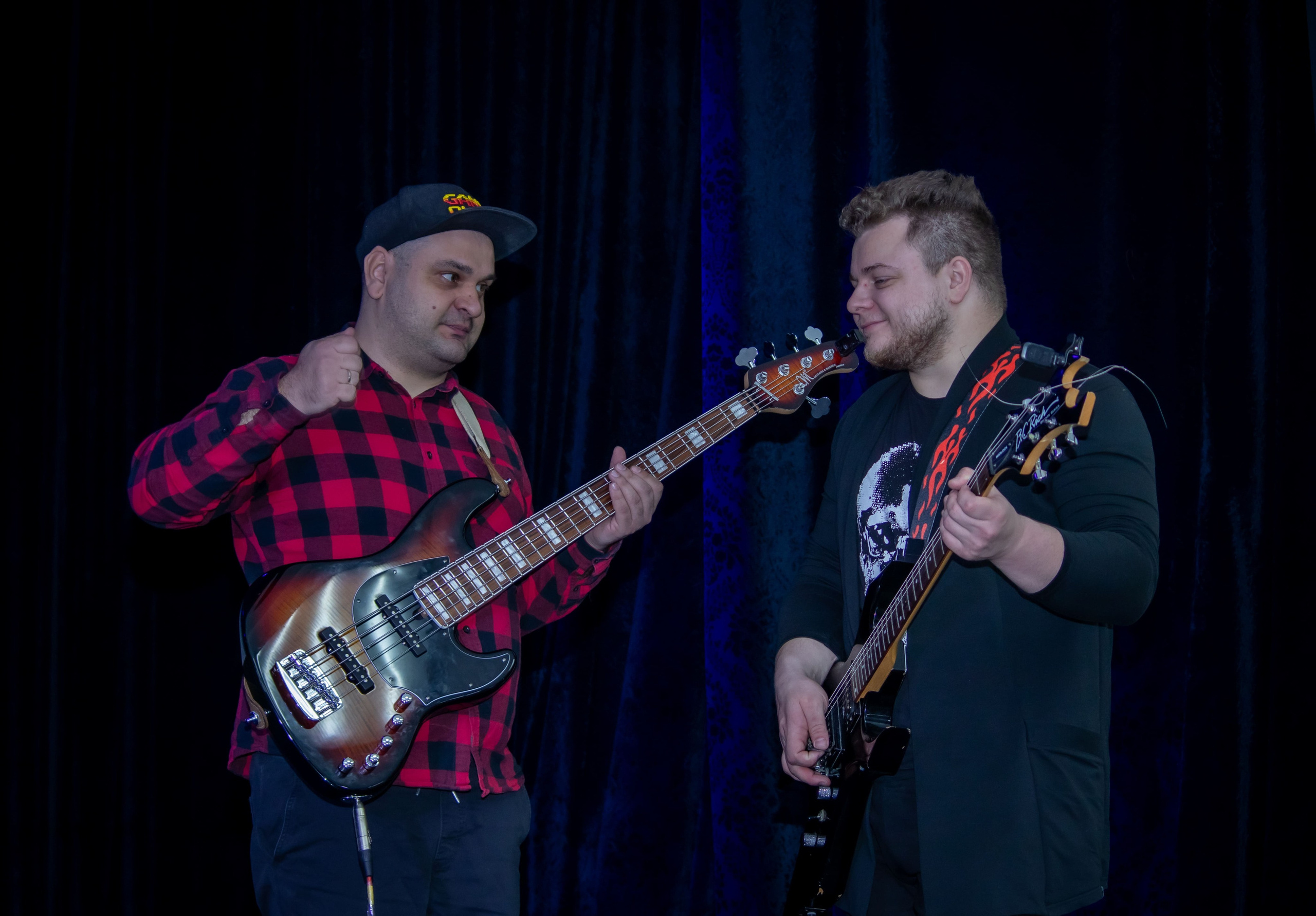 Музыканты с гитарами на юбилее Радио «Птица», концерт Москва — репортажный фотограф Карасёва Елена