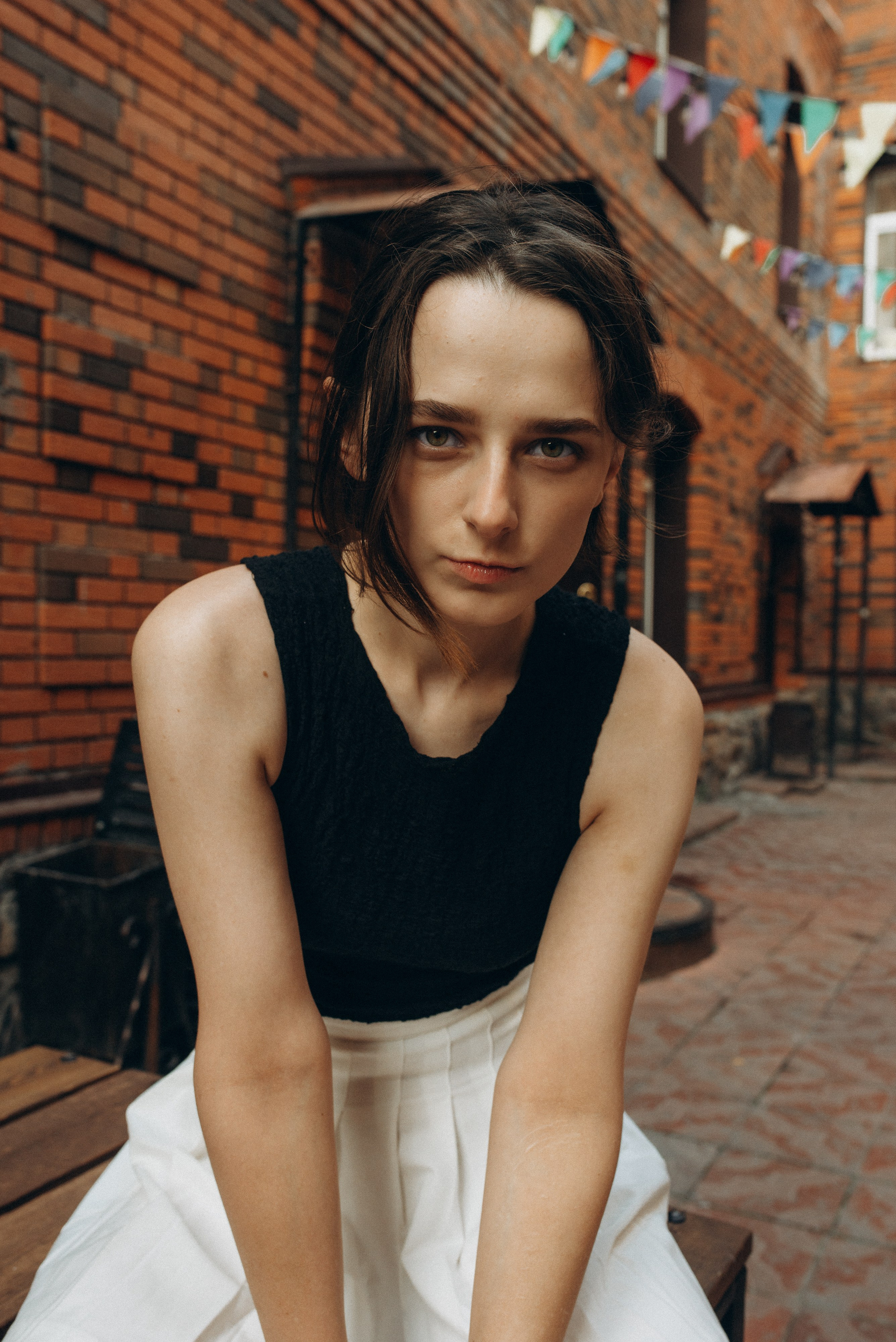 Эстетика теней и света в индустриальном интерьере, женский портрет в стиле минимализм, фотограф Василий Дан, съемка в пространстве лофт с кирпичными стенами. Фотосессия в Новосибирске. 3.
