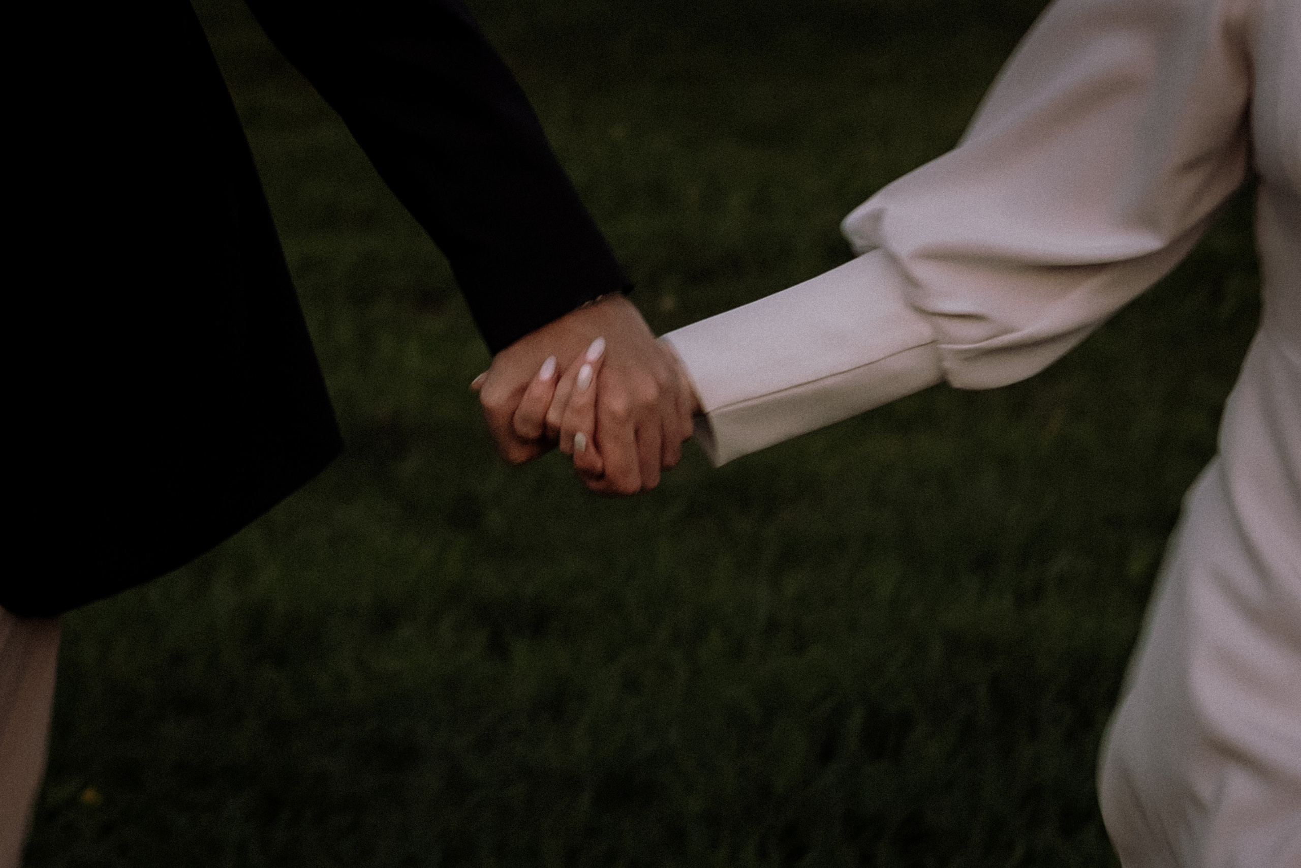 Пара бежит держась за руки. Love story Екатеринбург