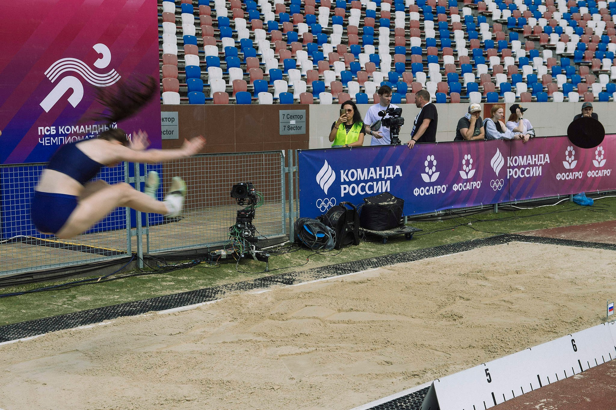 Девушка прыгает в длину в Сочи