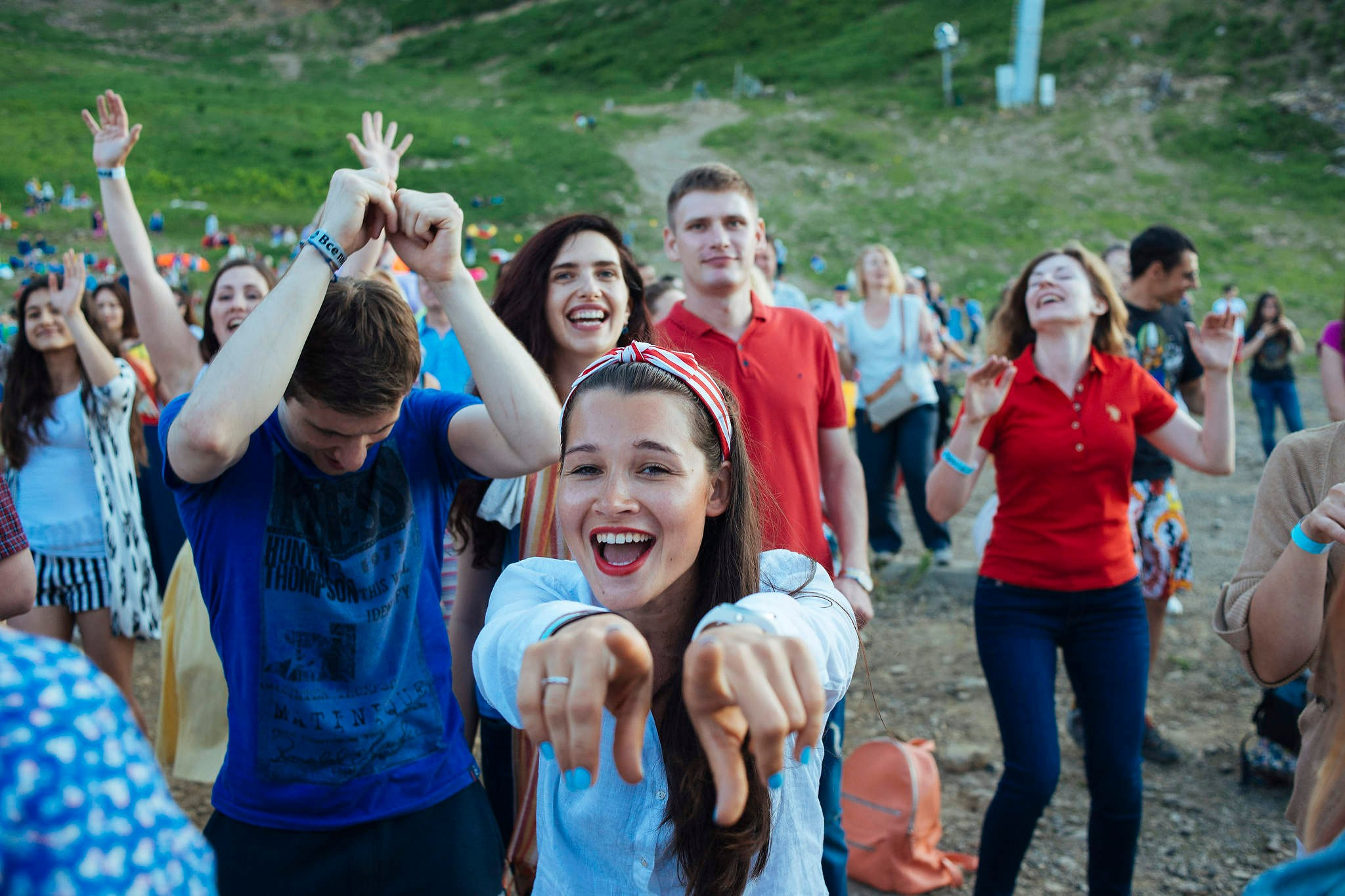 Зрители слушают и танцуют на итоговом концерте на фестивале Усадьба Jazz в Красной Поляне. Съемка для Усадьба Jazz в 2016 году.