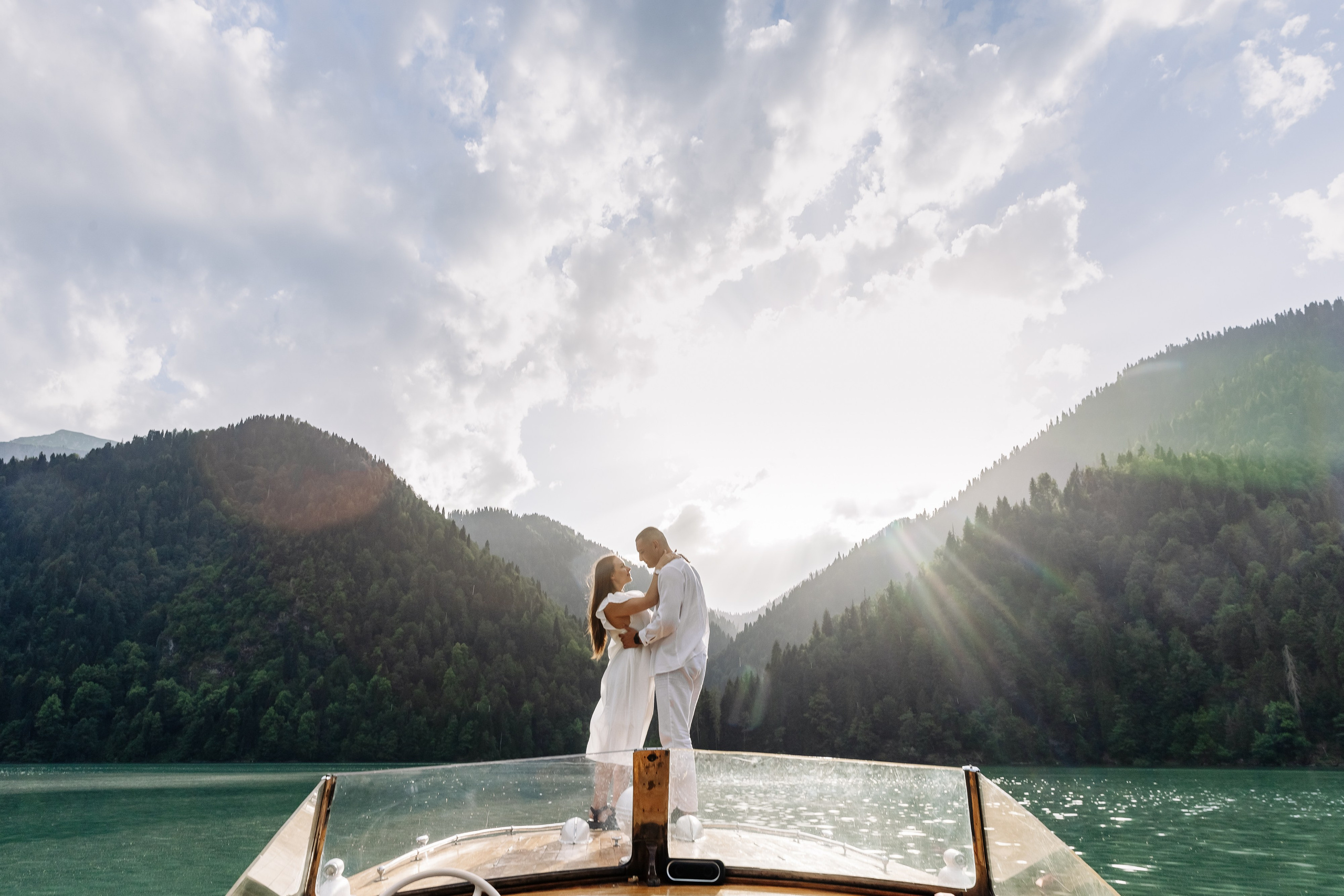 Фотосессия в Абхазии на прекрасном озере Рица. Свадебный фотограф в Абхазии, Сухум, Гагра, Сочи