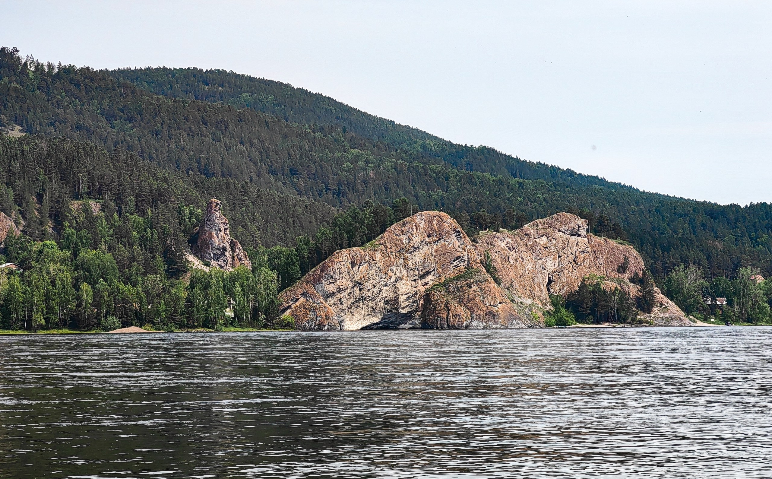 скала Голубка Караульный бык на берегу Енисея трансфер цена аренда микроавтобуса аренда кабриолета фотосессия фототур достопримечательности Красноярска что посетить куда сходить что посмотреть интересные места фото экскурсии Красноярск индивидуальный тур трансфер на комфортабельном автобусе экскурсионное обслуживание заказать онлайн расписание цены куда сходить вантовый мост скала Такмак Торгашинский хребет Роев ручей парк флоры и фауны фанпарк Бобровый лог виды на Енисей фотосъемка индивидуальная экскурсия гид экскурсовод Виноградовский мост Караульная гора музей Астафьева село Овсянка набережная Енисея Николаевская сопка Бобровый лог остров Татышев Коммунальный мост Часовня Параскевы Пятницы место силы туристический маршрут путешествие Красноярская ГЭС Дивногорск заповедник Столбы Национальный парк красивые места видовые смотровые площадки маршрут программа заказать экскурсию