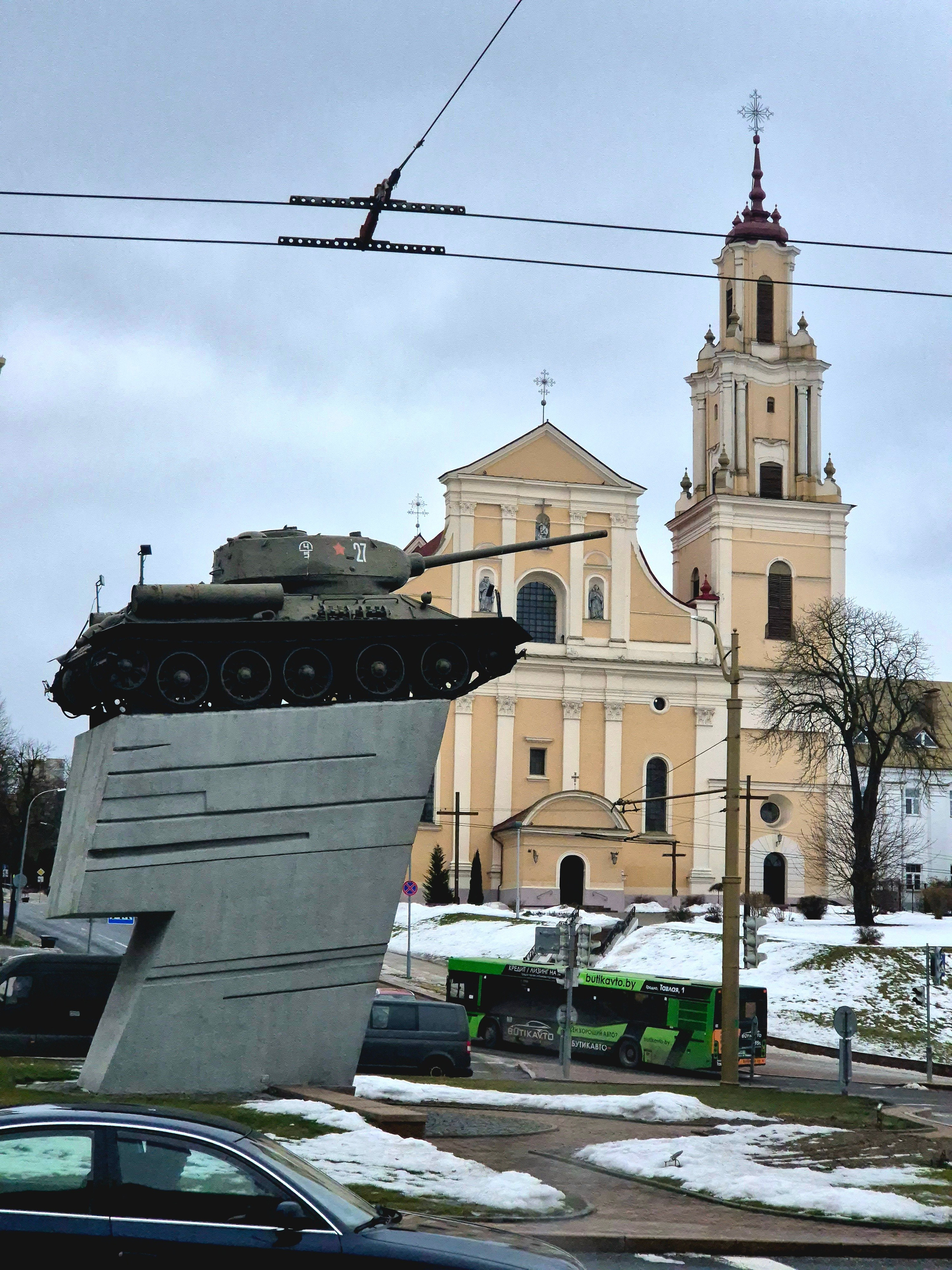 Костёл Обретения Святого Креста и монастырь бернардинцев. Памятник героям освободителям (танк Т-34) на фоне костела смотрится эффектно