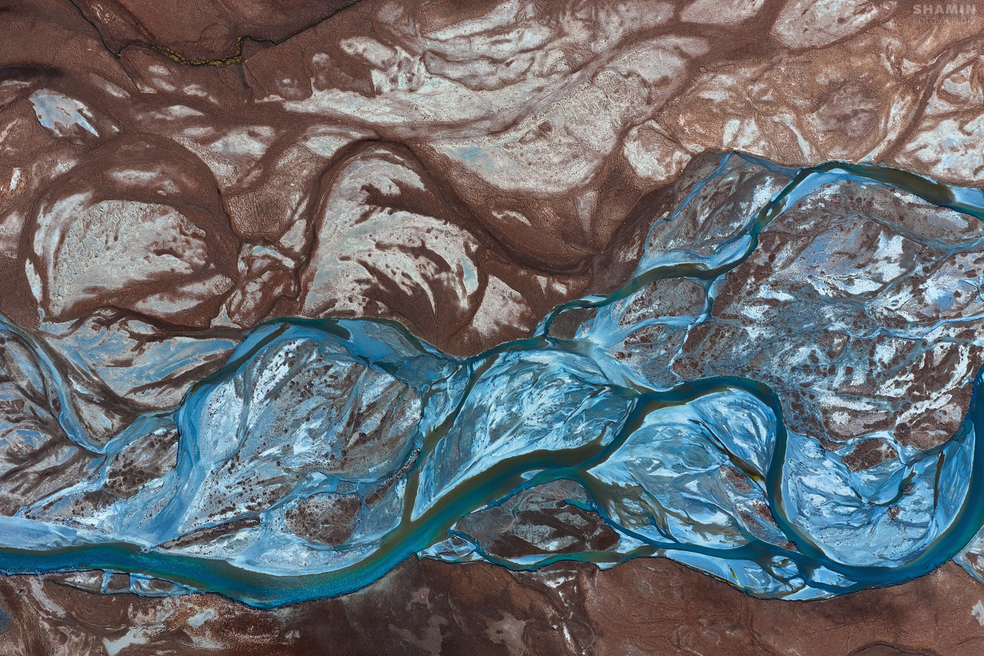 Аэросъёмка пейзажей с дрона — вид с высоты на природу, свет и пространство, запечатлённые в разное время суток.