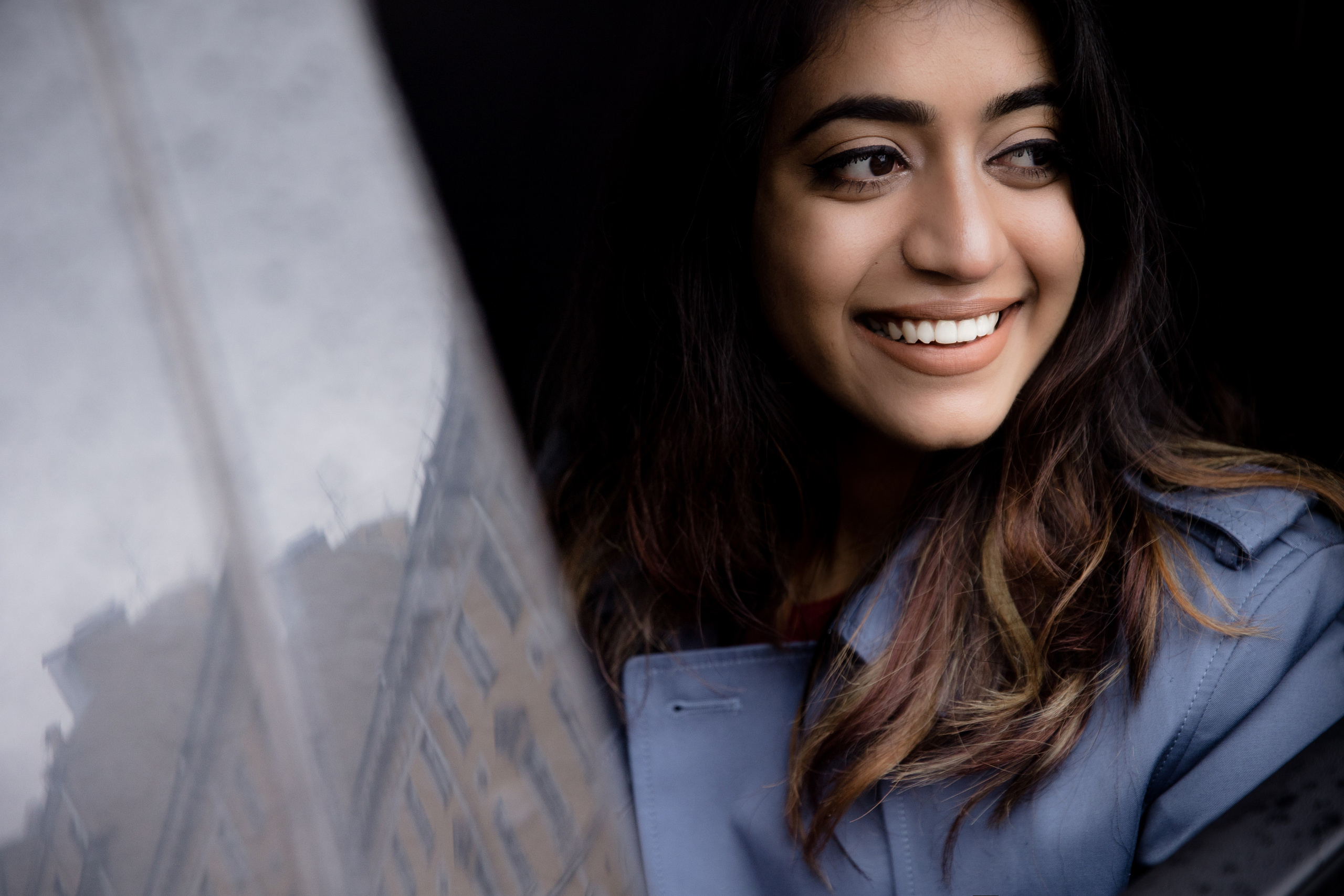 портрет невесты в окне машины