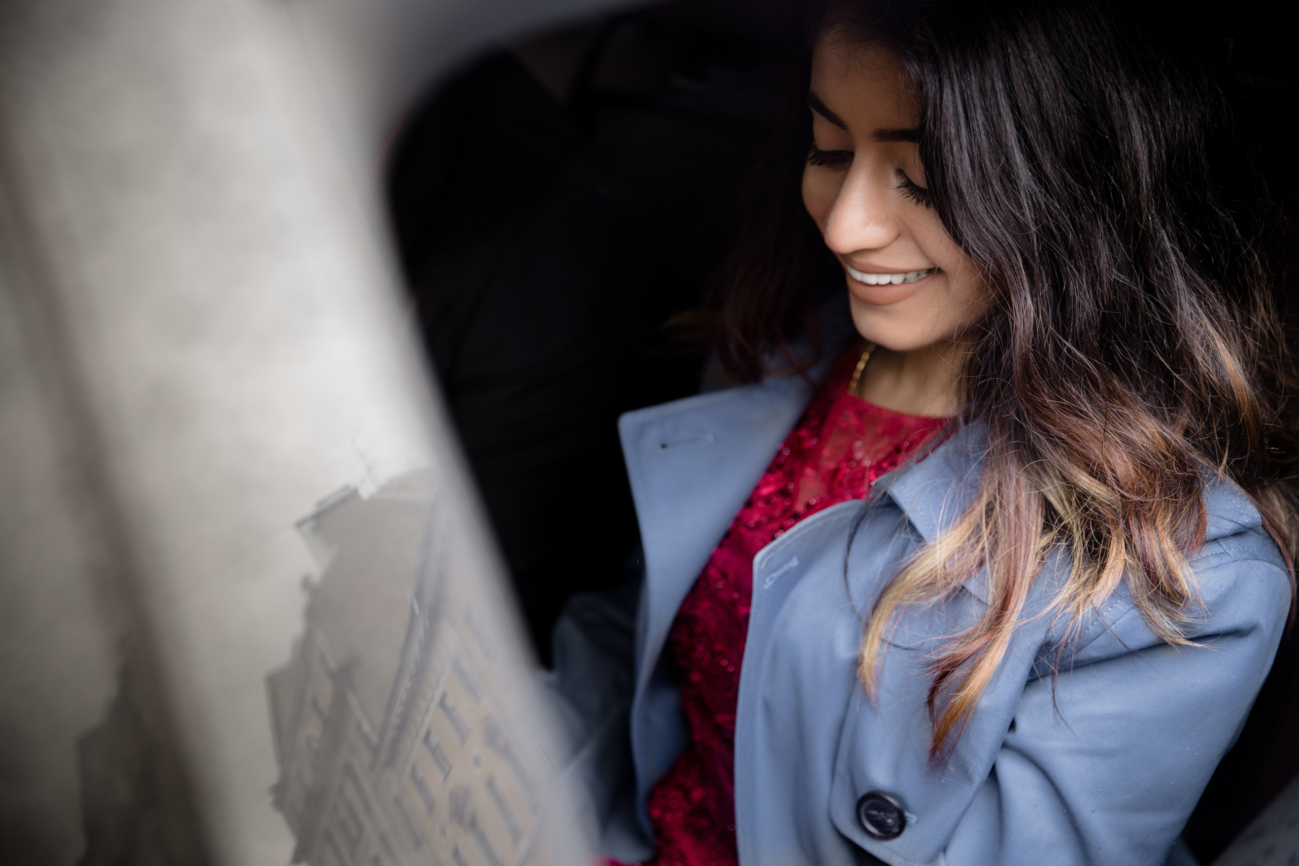 портрет невесты в окне машины