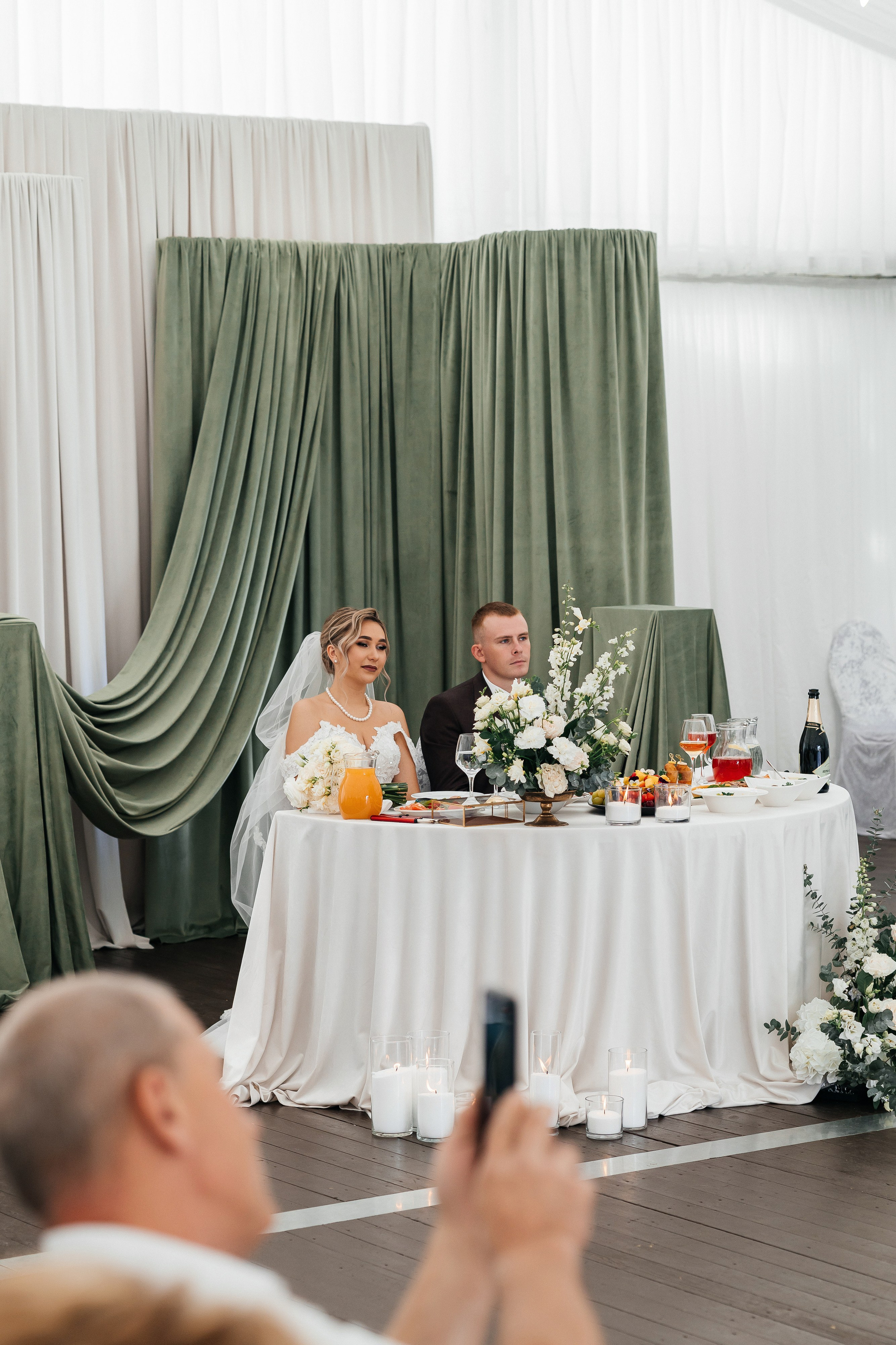 Красивая летняя свадьба в шатре. Олег Сверчков | Свадебный фотограф Вологда