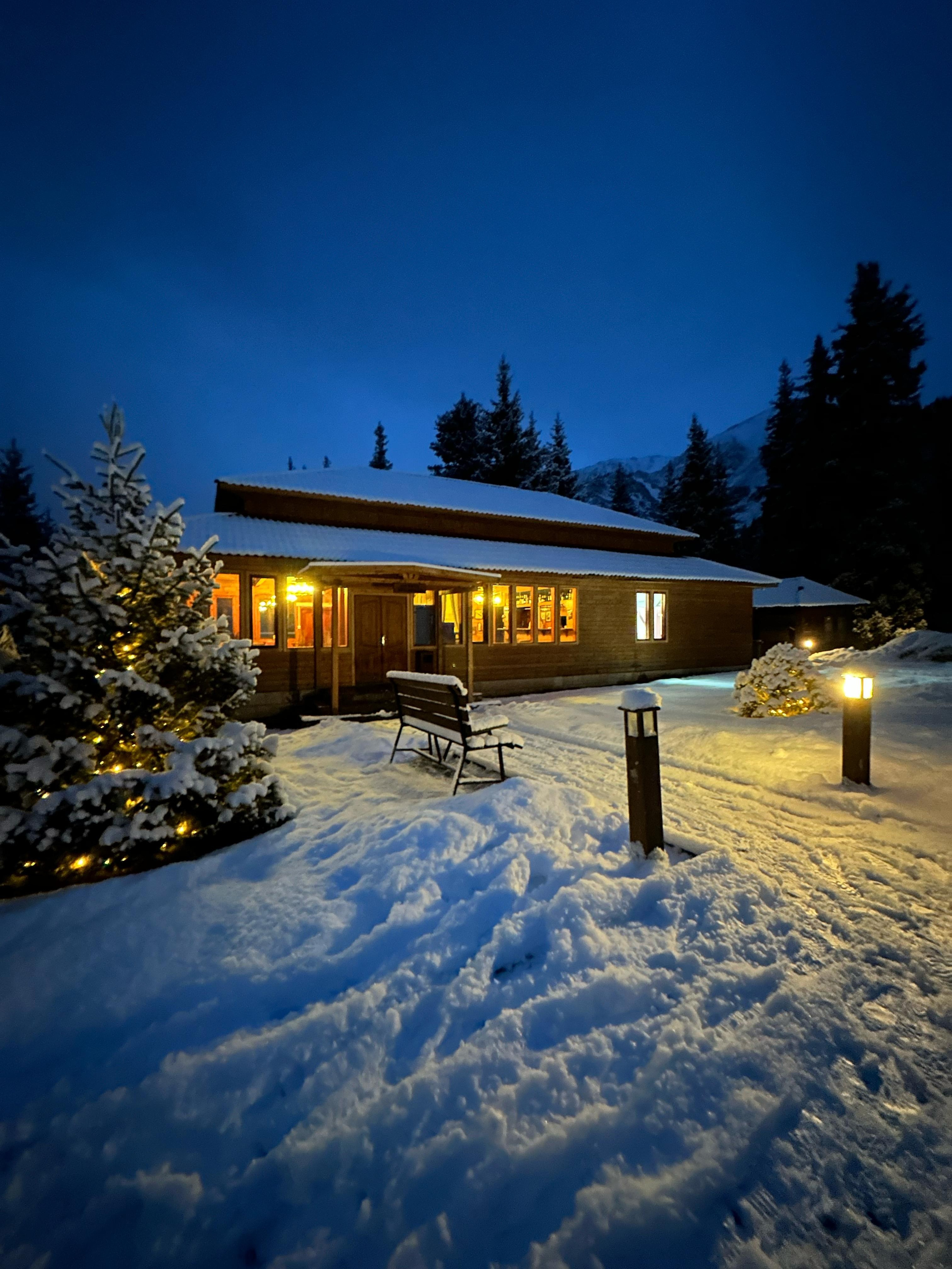 Melon Travel в Алматы: экскурсии и джип туры в Чарынский каньон, озера Каинды, Кольсай, Иссык, национальный парк Алтын Эмель