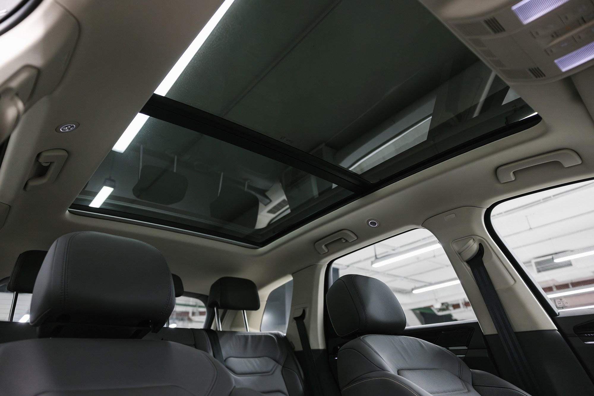 Volkswagen Touareg R-Line 2.0 TSI AT (265 л. с.). Автосалон «Х-Авто»