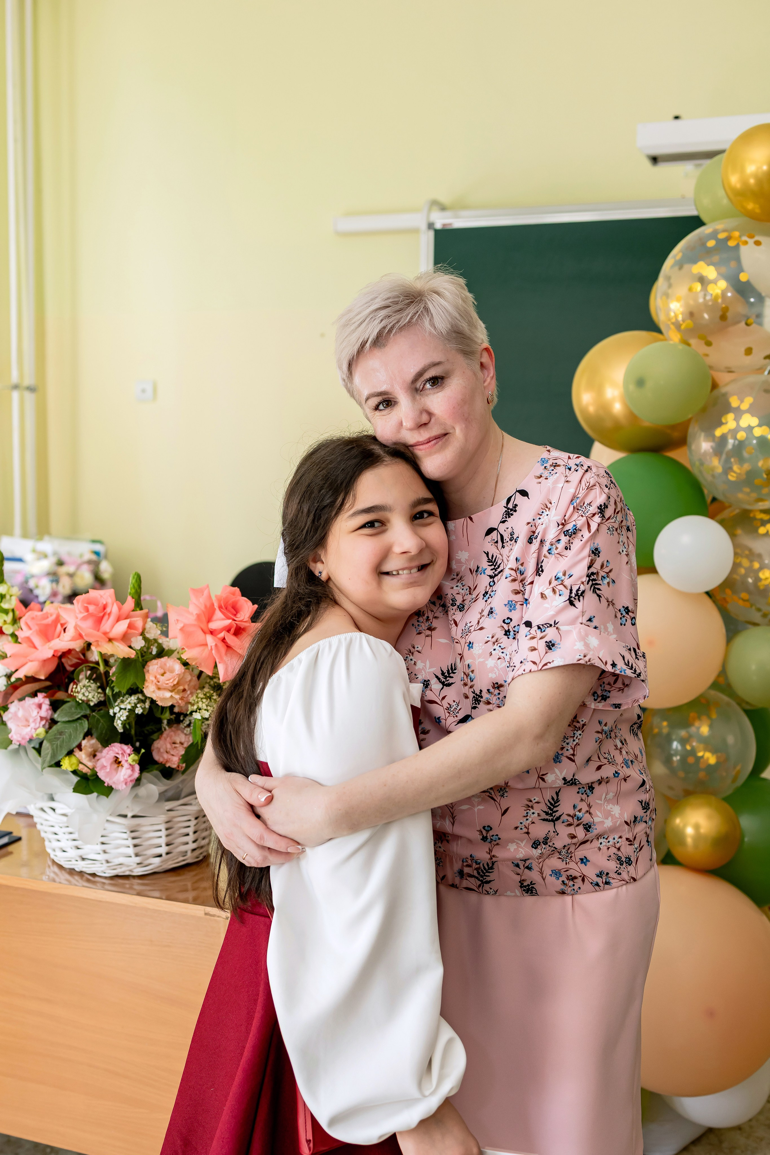 Выпускной в начальной школе в классе. Фотограф и видеограф Москва. Свадебный фотограф, видеограф. Выпускные альбомы. Оживающие альбомы