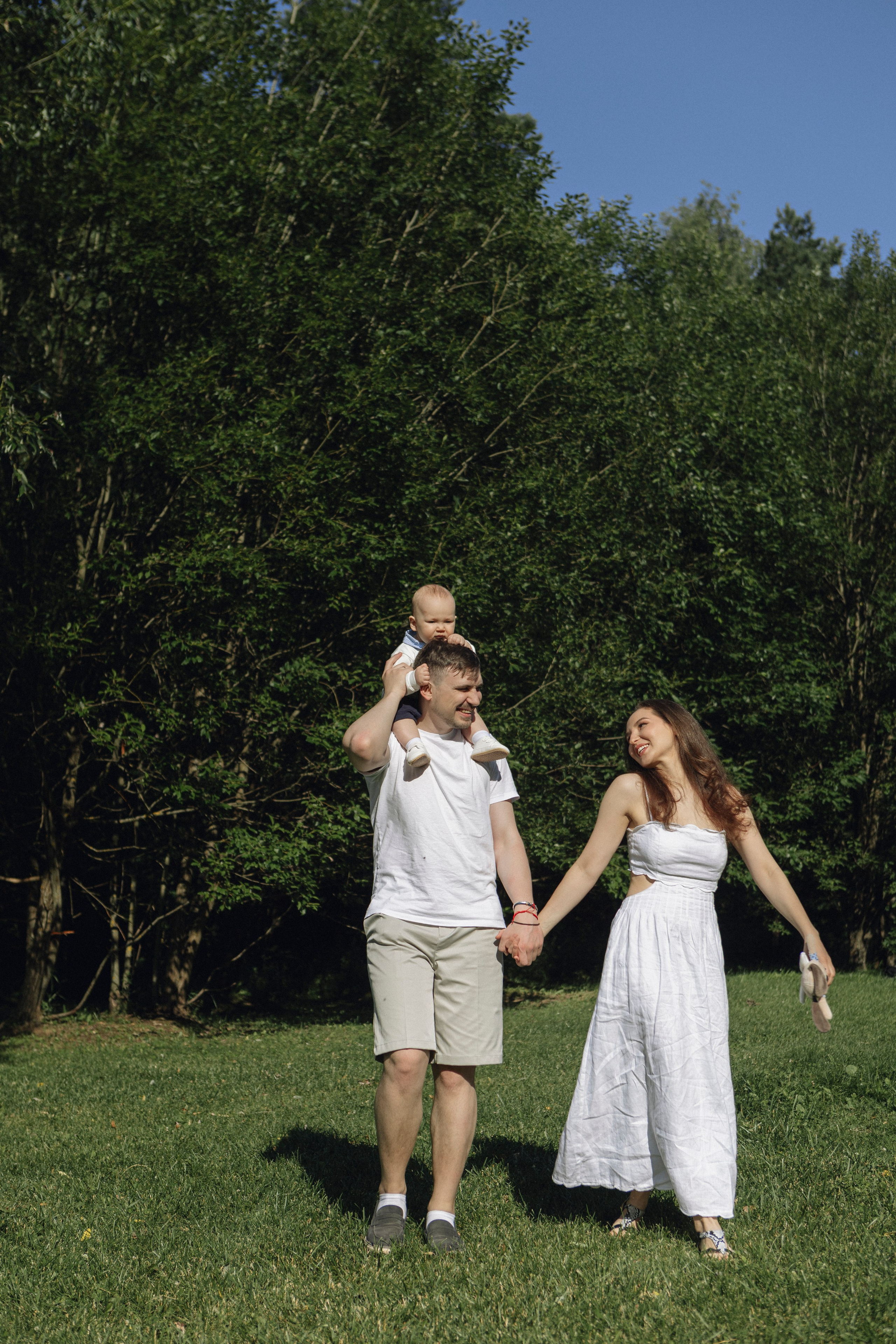 Семья на пикнике с детьми и напитками, фотосессия на природе в Москве