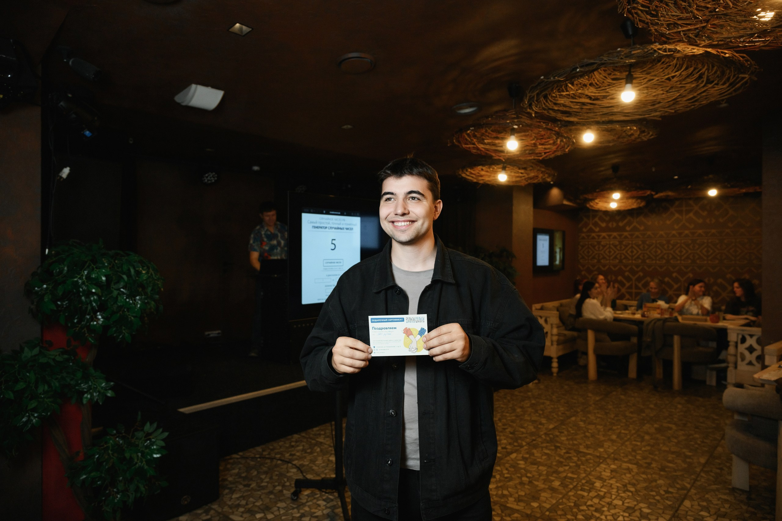 Фотосъемка квиза в кафе в Петропавловске-Камчатском. Командная фотосъемка во время игры в квиз в Петропавловске-Камчатском. Яркие эмоции и моменты азарта на квиз-фотосессии в кафе. Профессиональная съемка корпоративных и дружеских квизов.