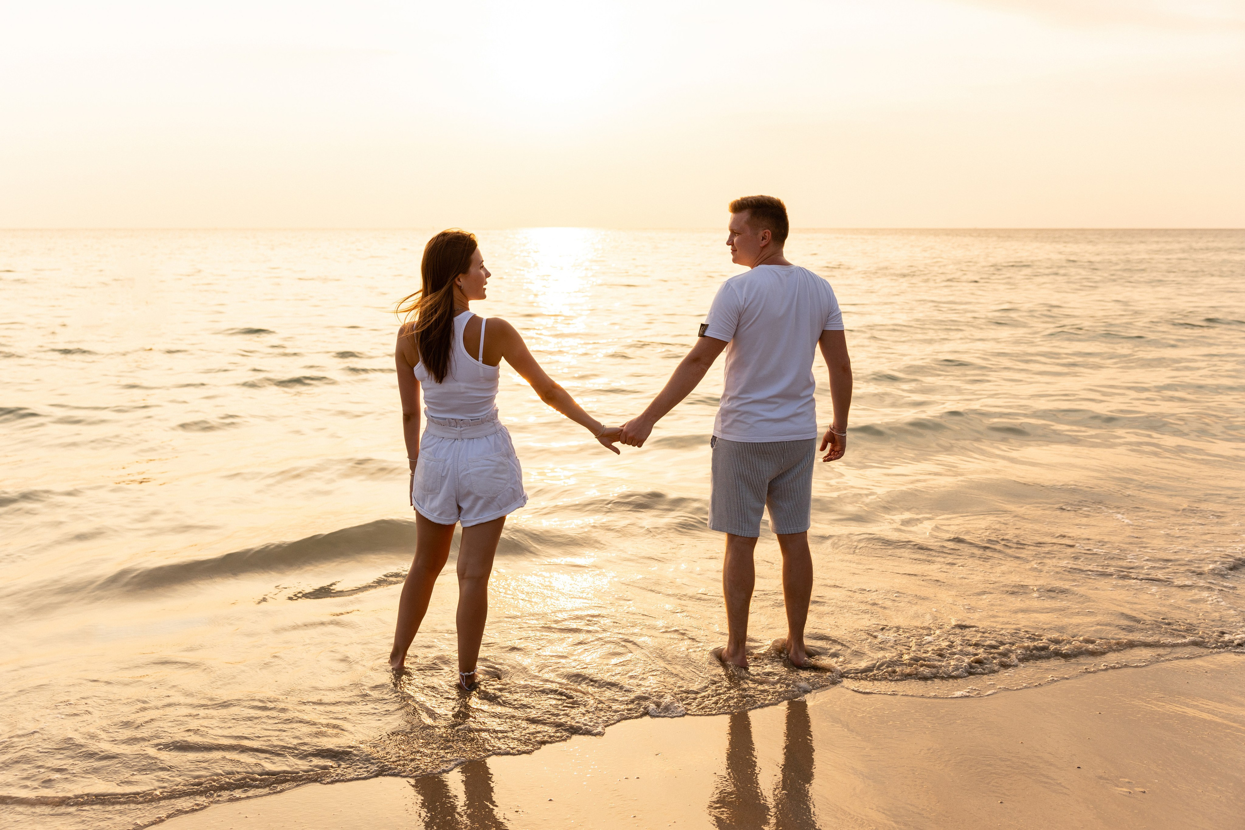 Love Story на Пхукете: фотосессия для пары на пляже Карон. Фотограф на Пхукете в Таиланде