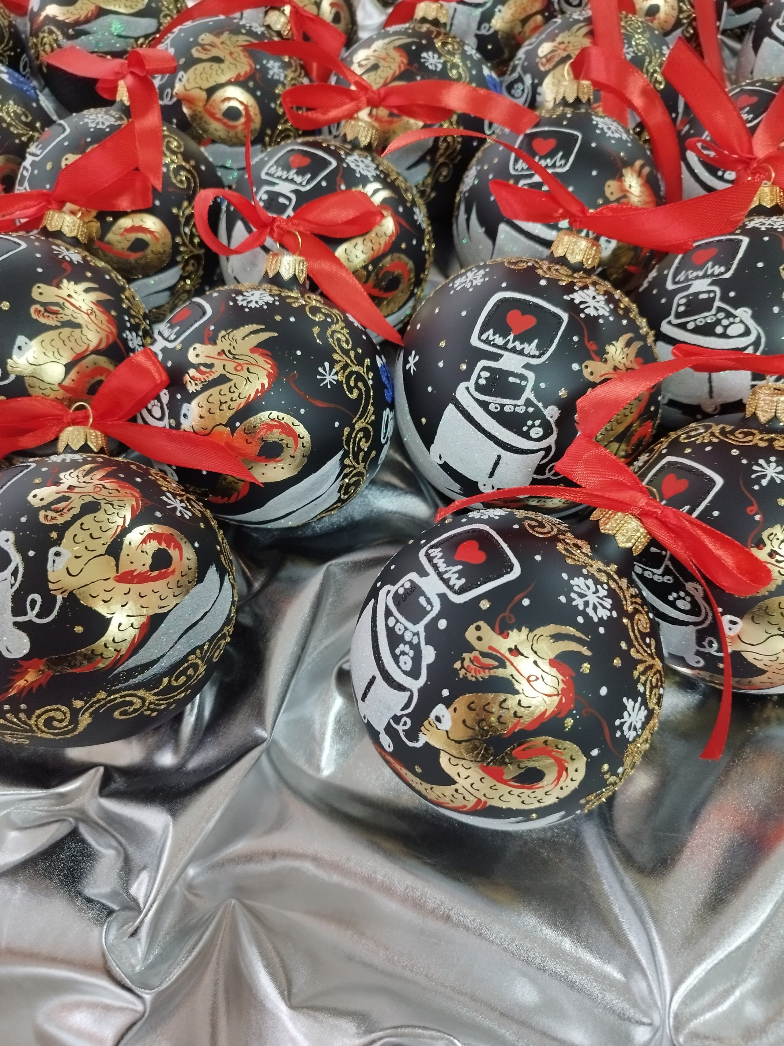 Елочный шар с росписью-Ваш лучший подарок на Новый Год. Арт-вечеринки и мастер-классы в Москве для взрослых и детей