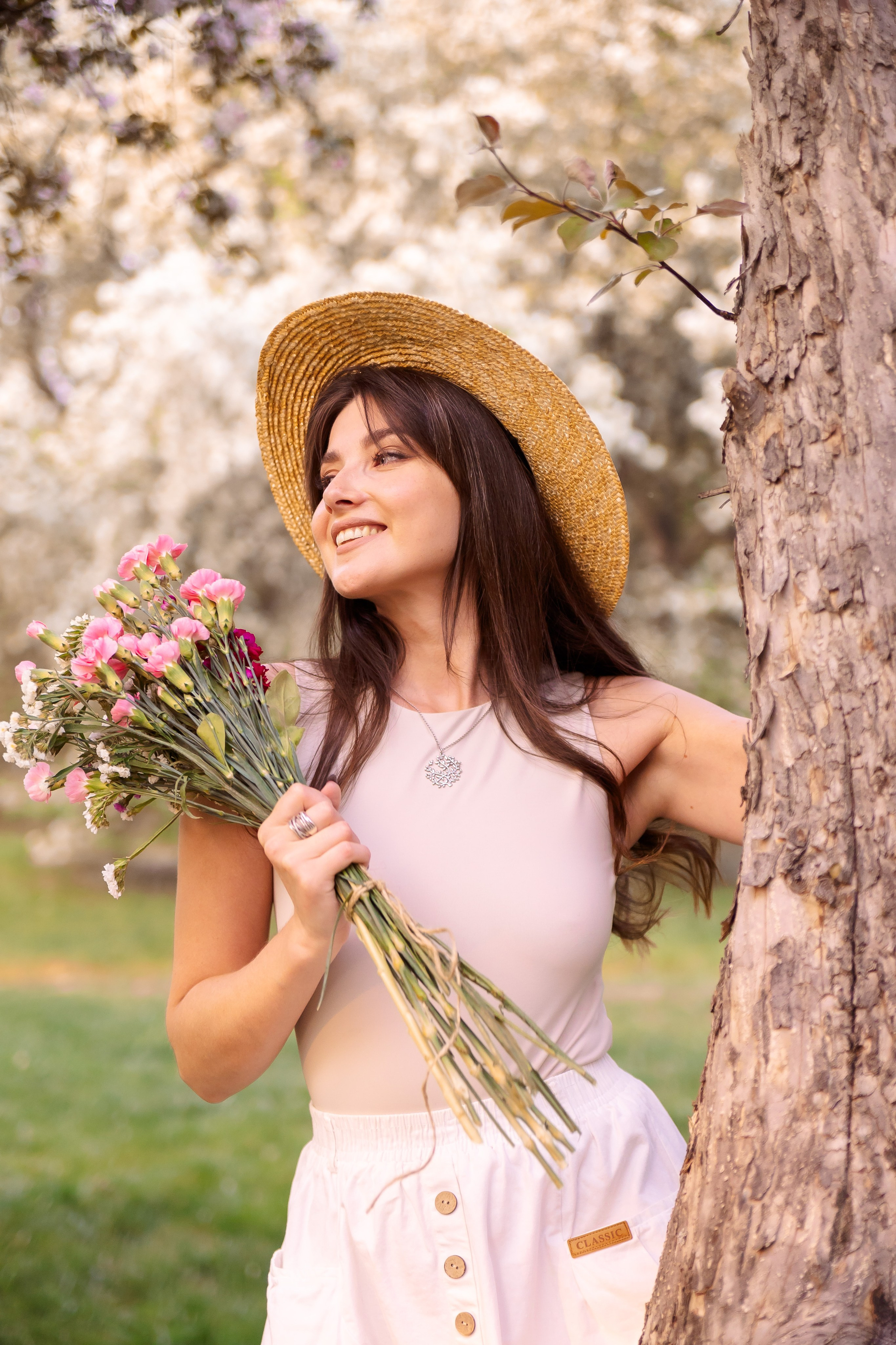 Женская съёмка в цветущих яблонях. Екатеринбург. Свадебный, семейный фотограф, контент съёмка. Екатеринбург. Елена Граф